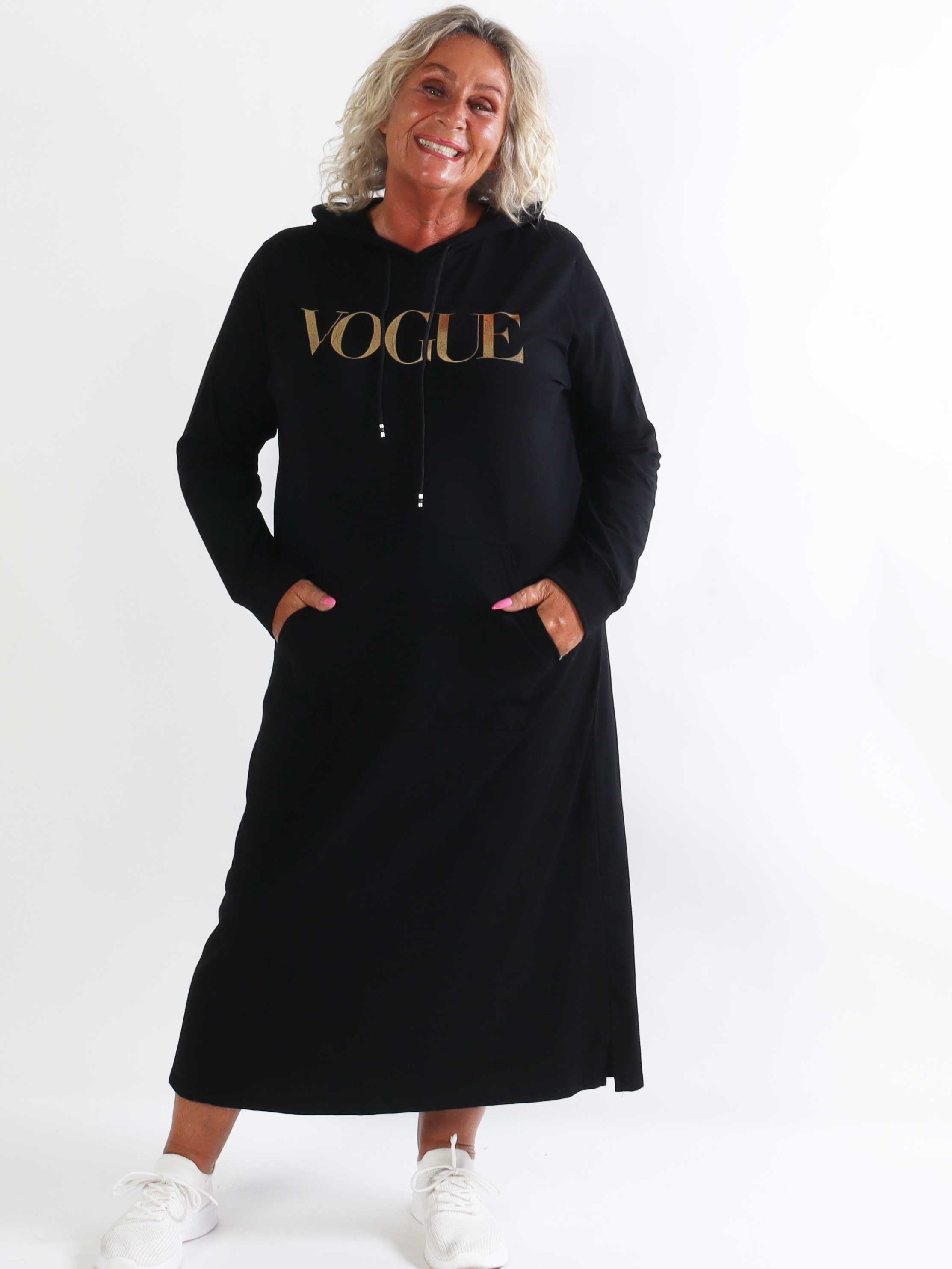 Violet - Lang og comfy hoodiekjole i blød bomuld med VOGUE i flot guldprint