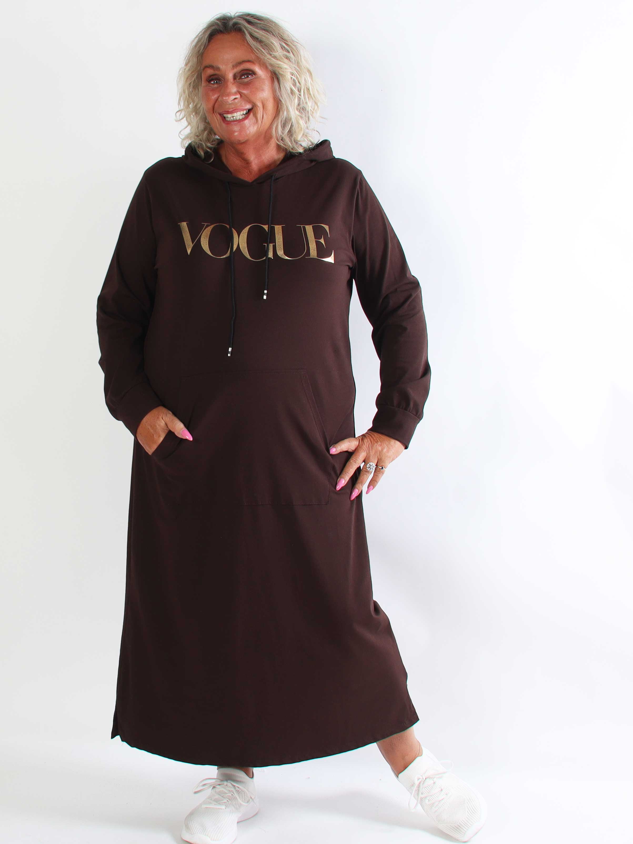 Violet - Lang plus size hoodiekjole i blød bomuld med VOGUE i flot guldprint