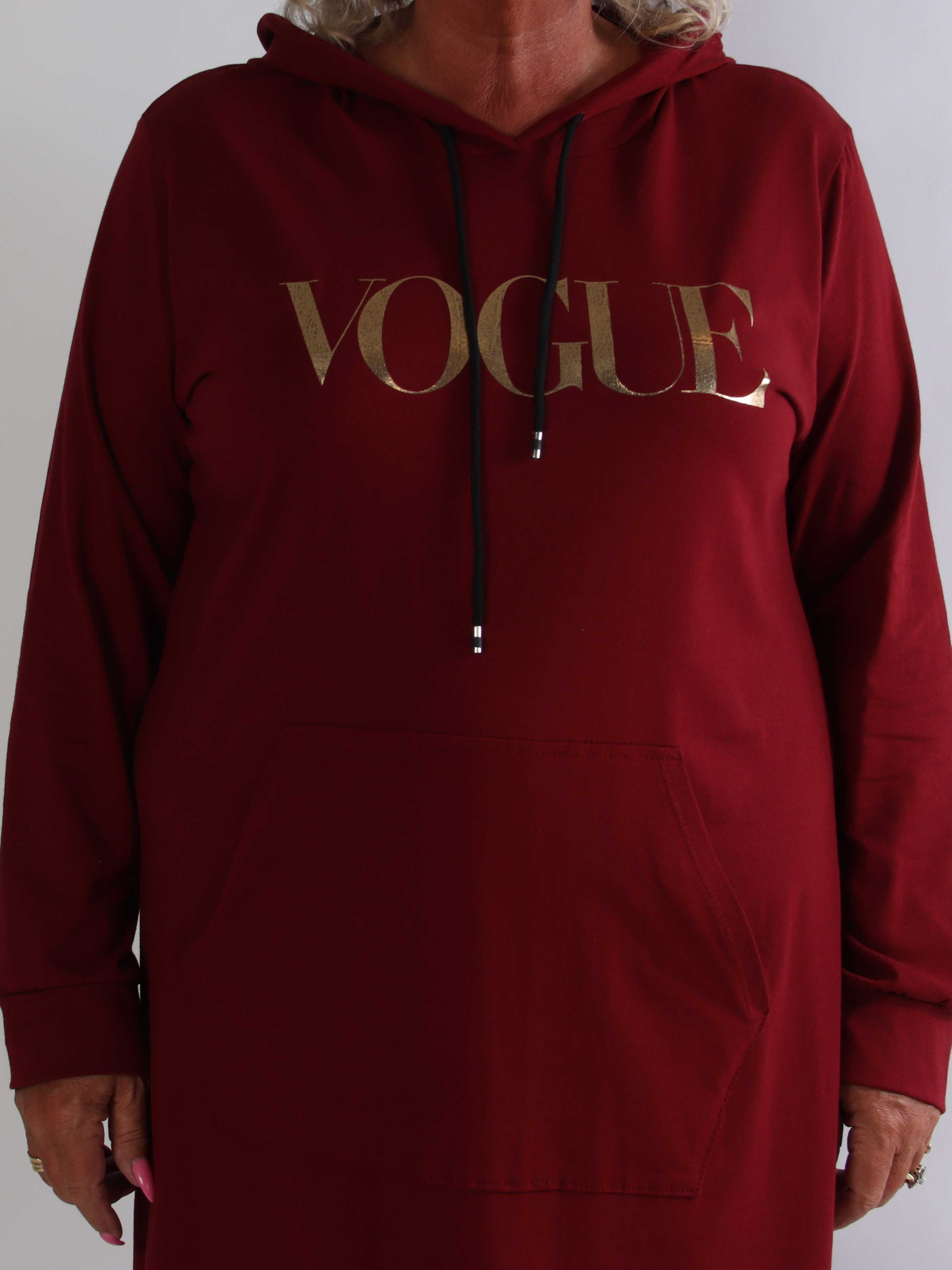 Violet - Lang plus size hoodiekjole i blød bomuld med VOGUE i flot guldprint