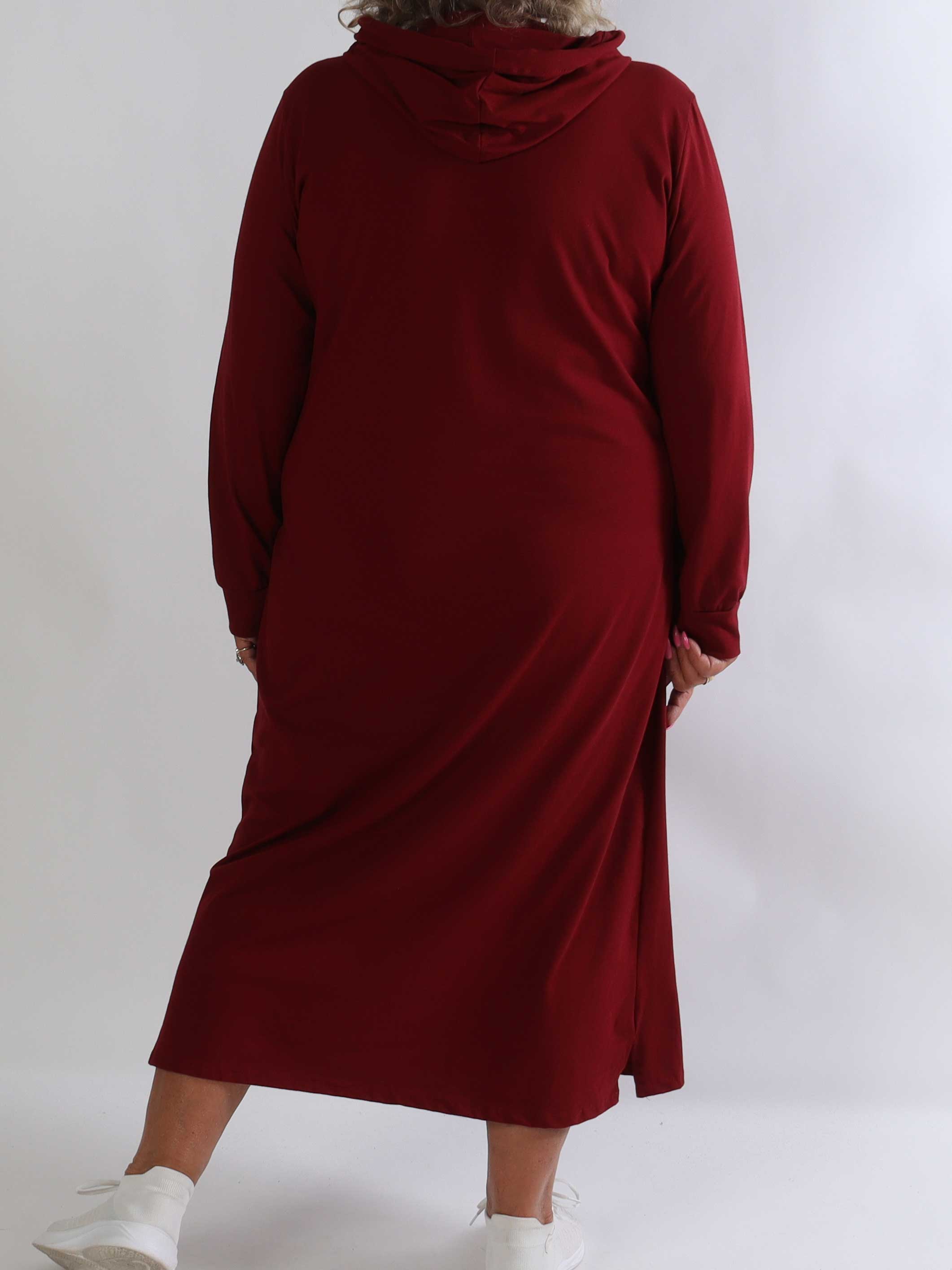 Violet - Lang plus size hoodiekjole i blød bomuld med VOGUE i flot guldprint