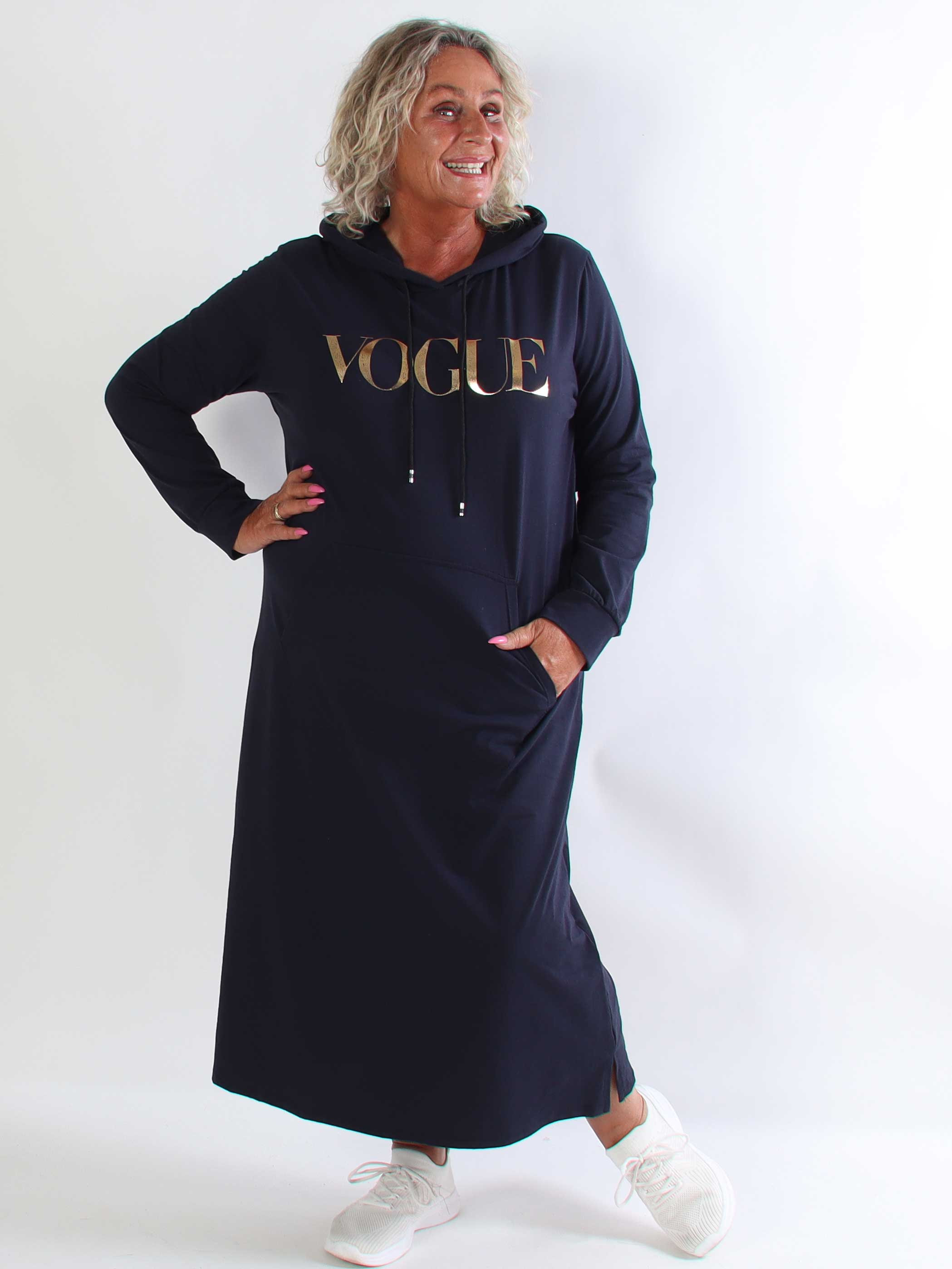 Violet - Lang og comfy hoodiekjole i blød bomuld med VOGUE i flot guldprint