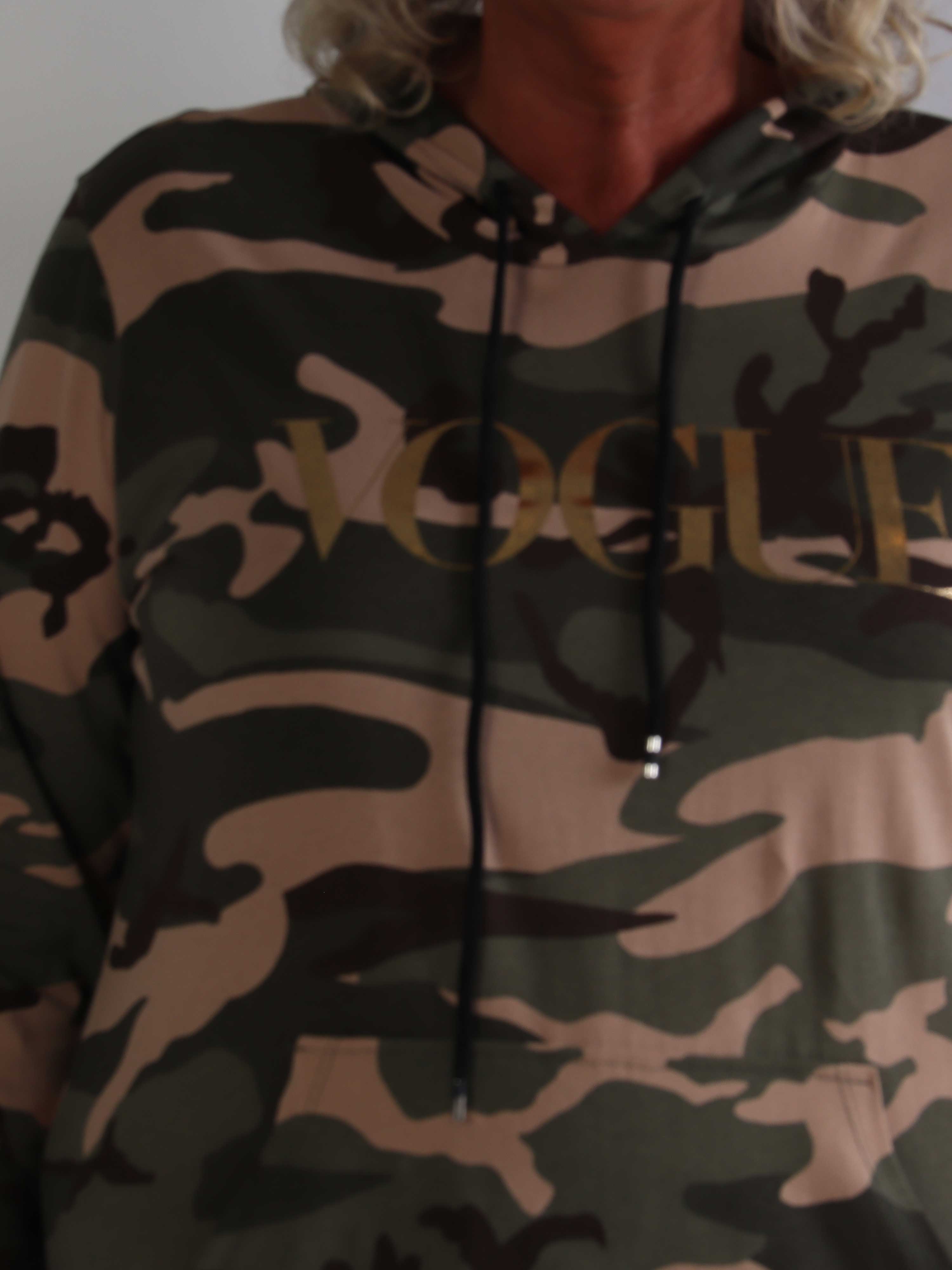 Violet - Lang plus size hoodiekjole i blød bomuld med VOGUE i flot guldprint