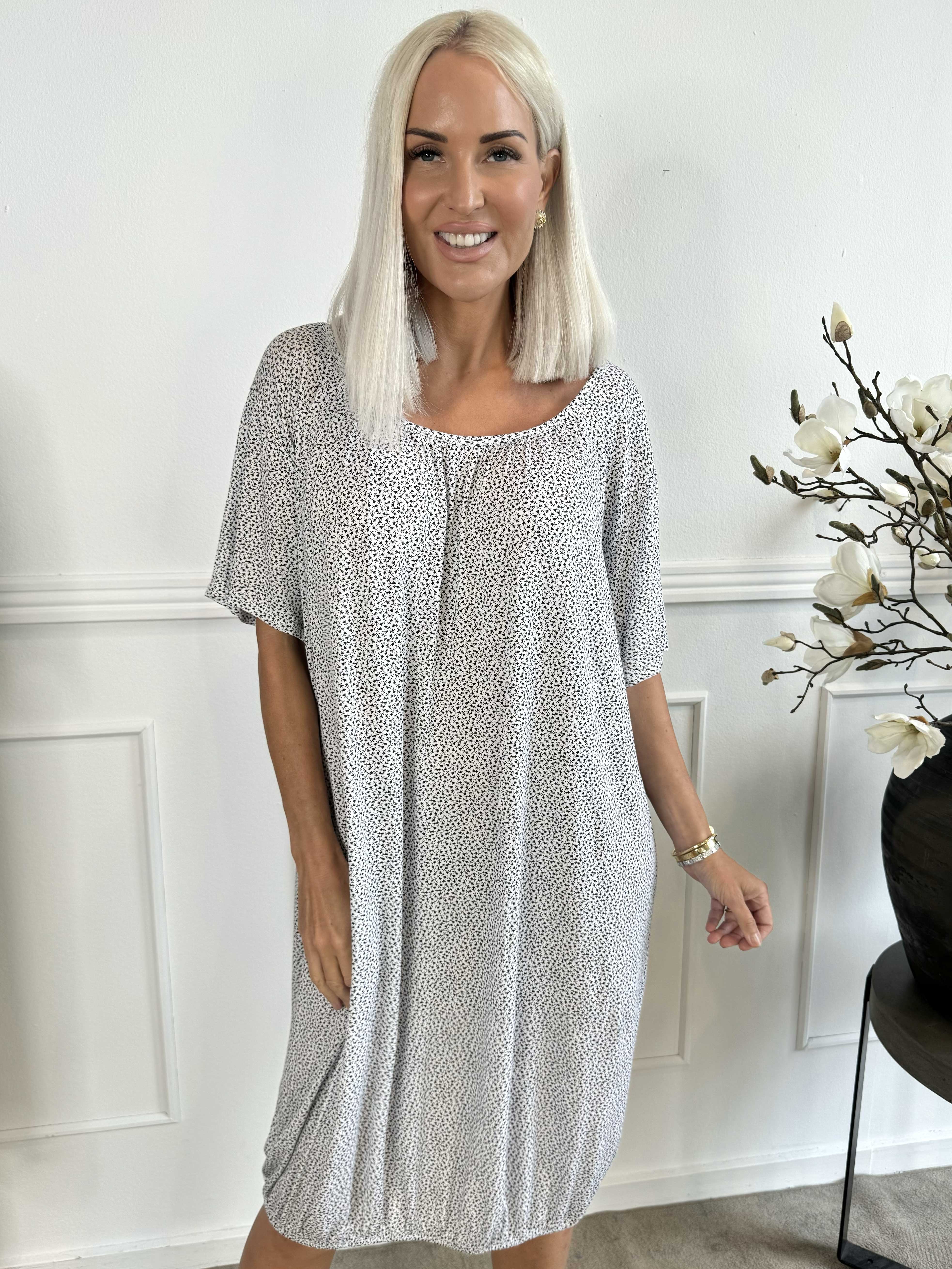 Miracle Flower Dress - Klänning i viskos med resår nedtill