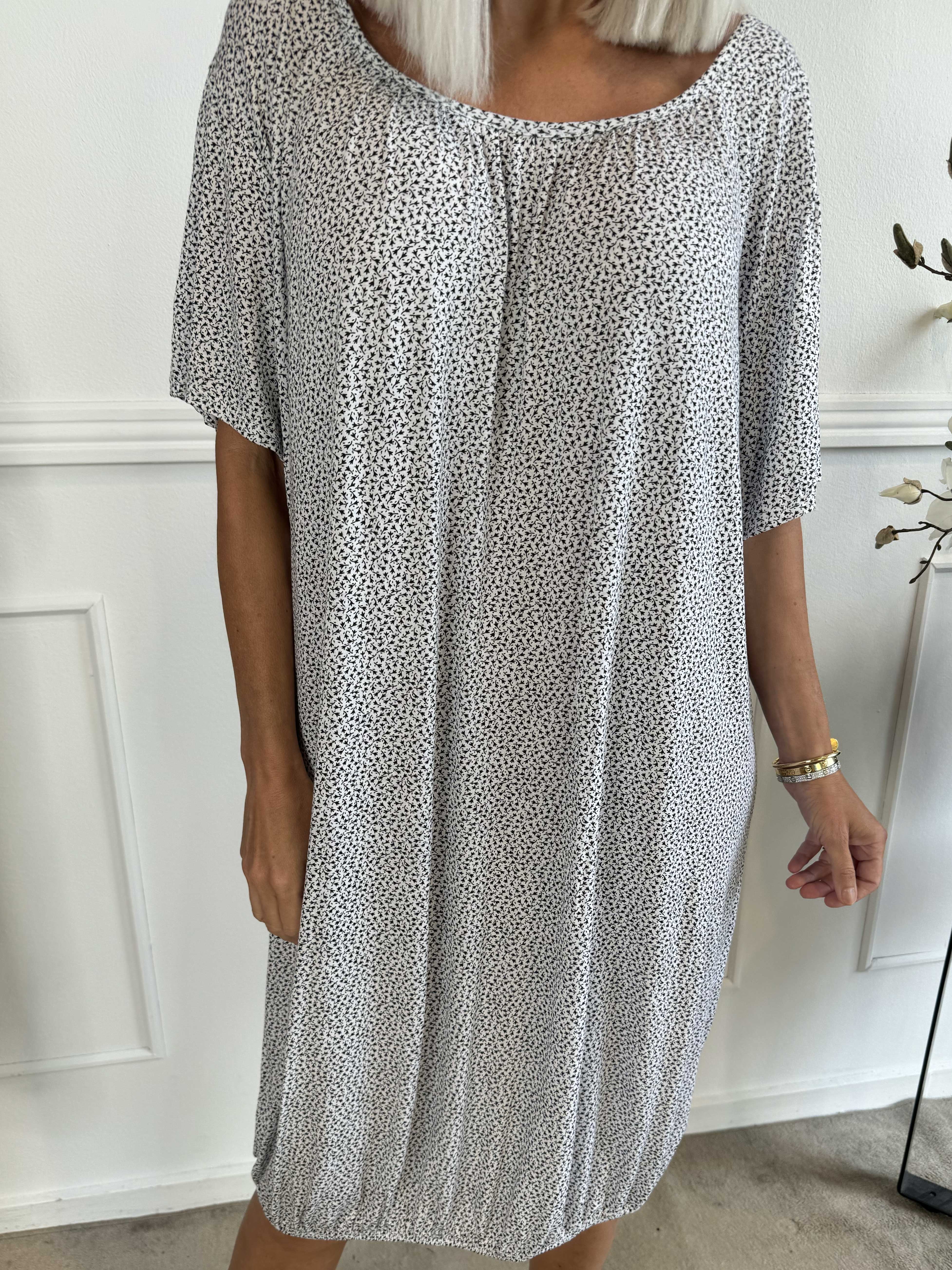 Miracle Flower Dress - Klänning i viskos med resår nedtill