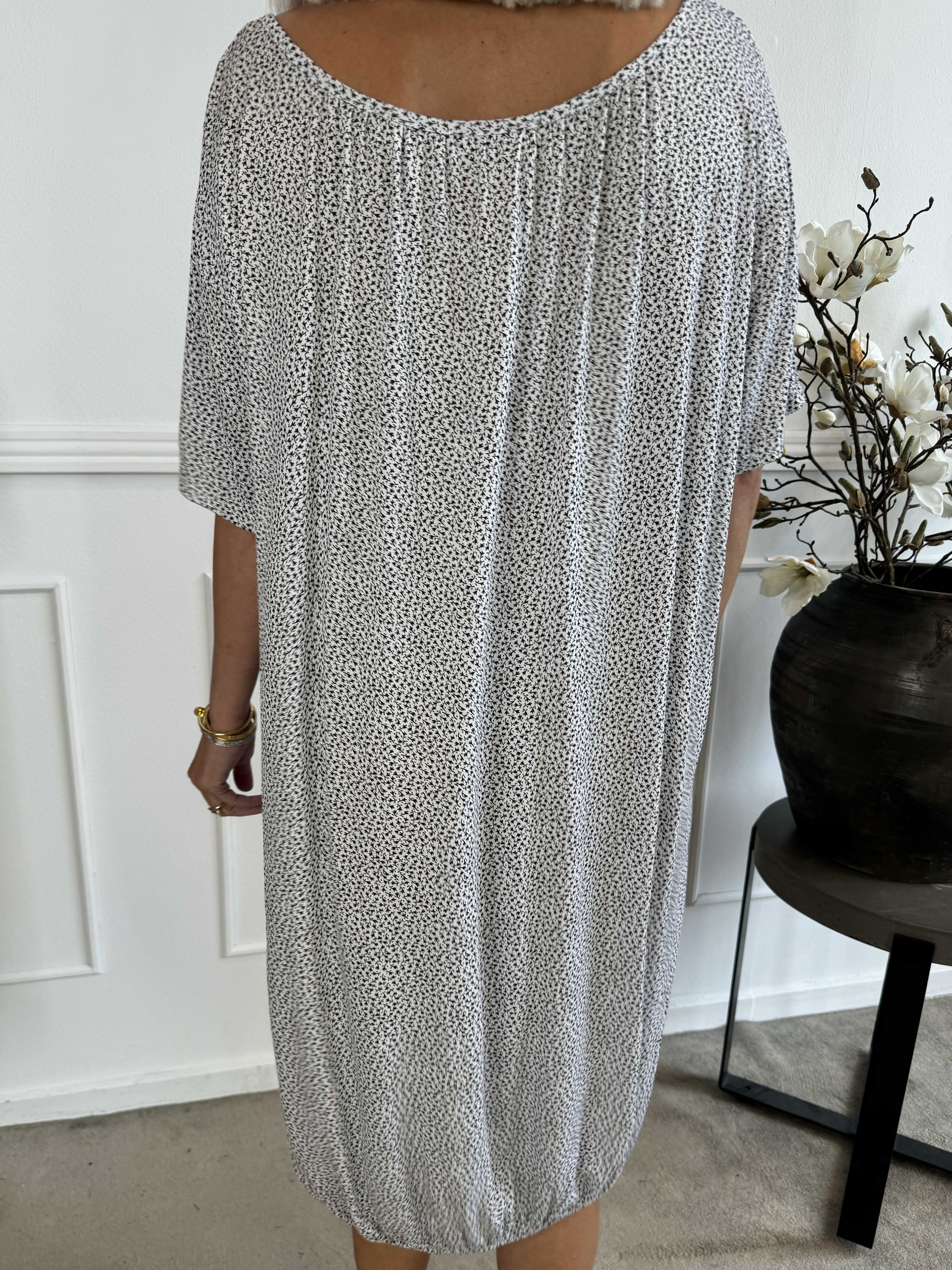 Miracle Flower Dress - Klänning i viskos med resår nedtill