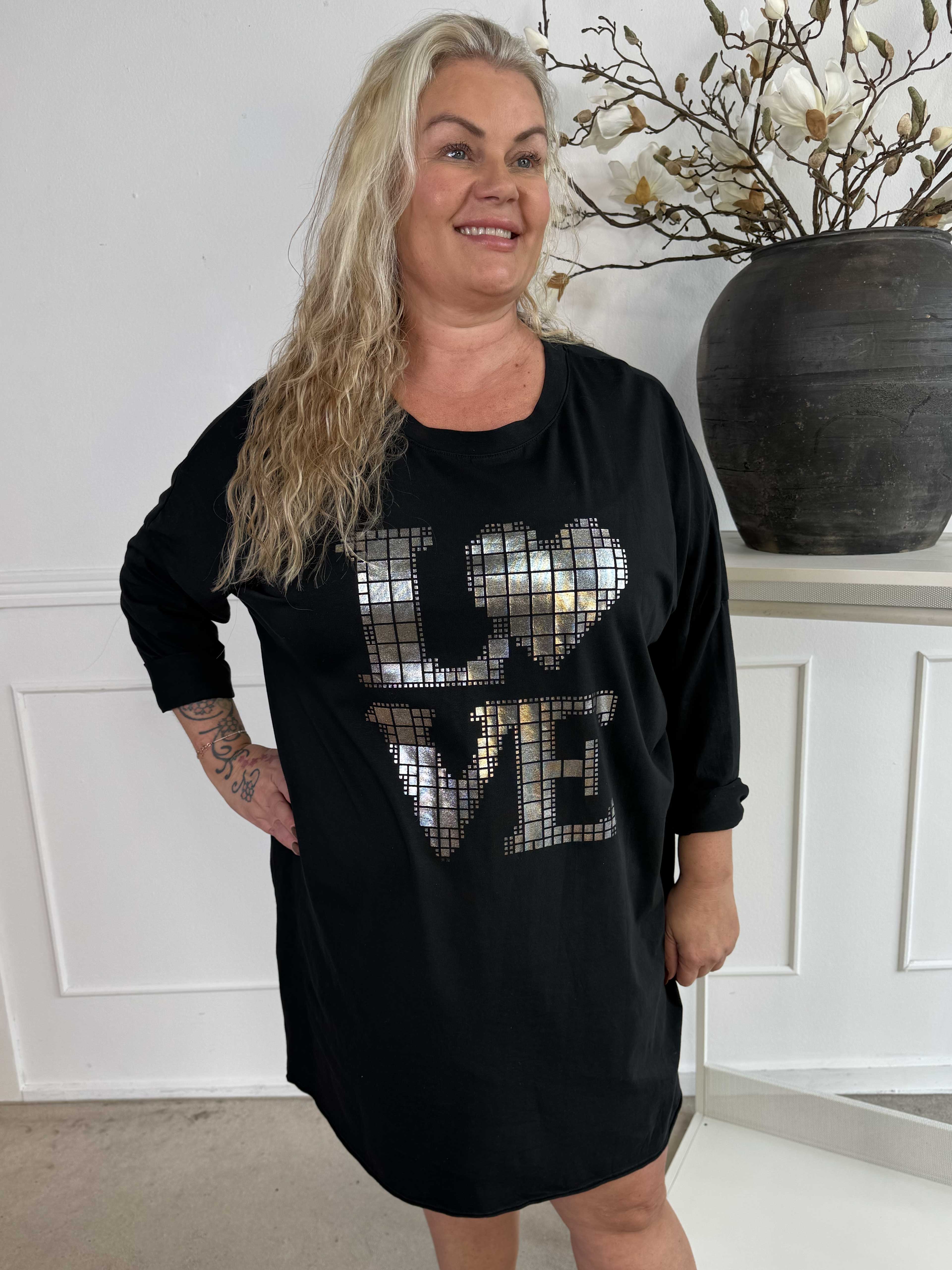 Oaklyn - Plus size joggingklänning i bomull med silverskrift på framsidan