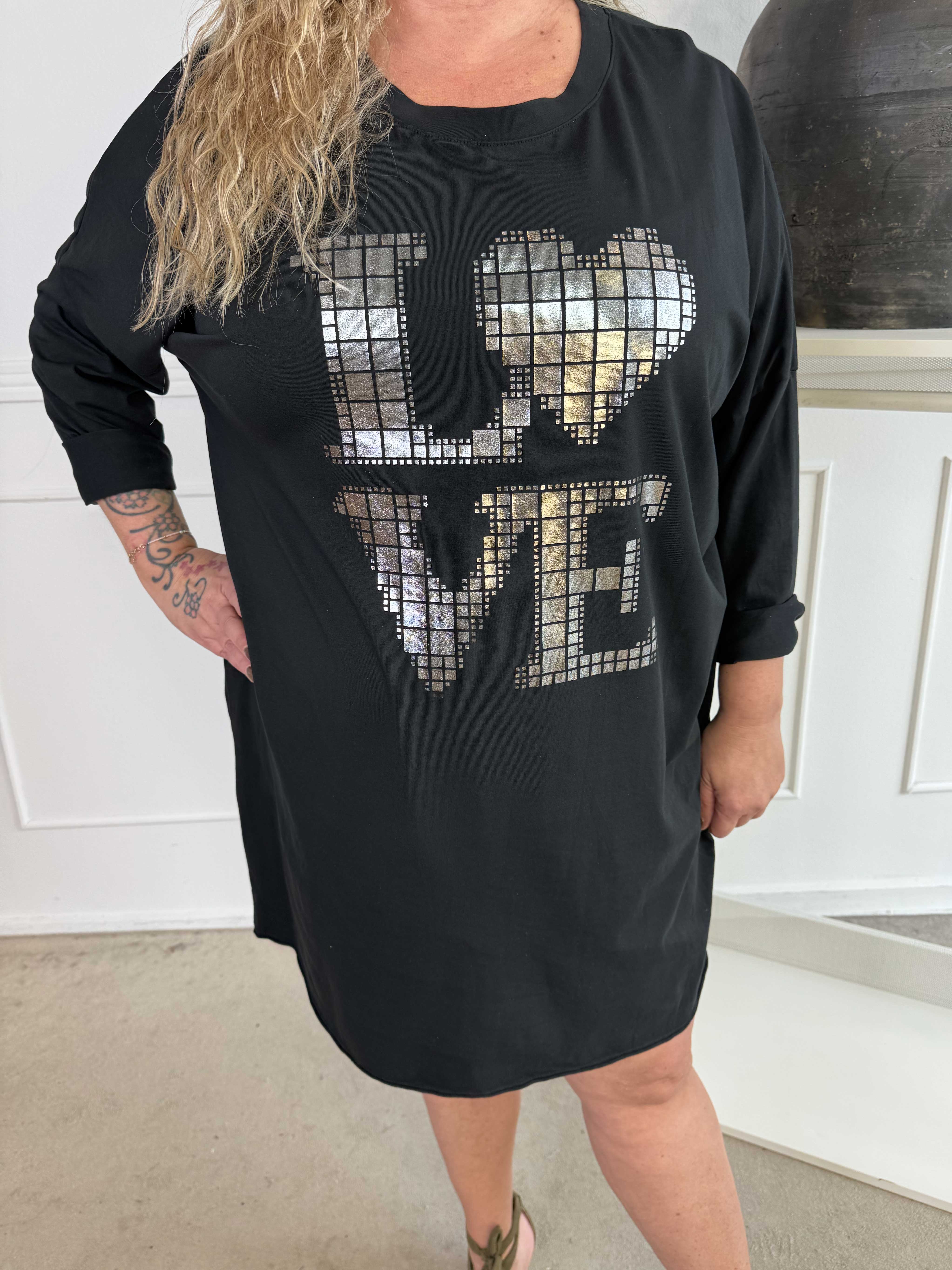 Oaklyn - Plus size joggingklänning i bomull med silverskrift på framsidan