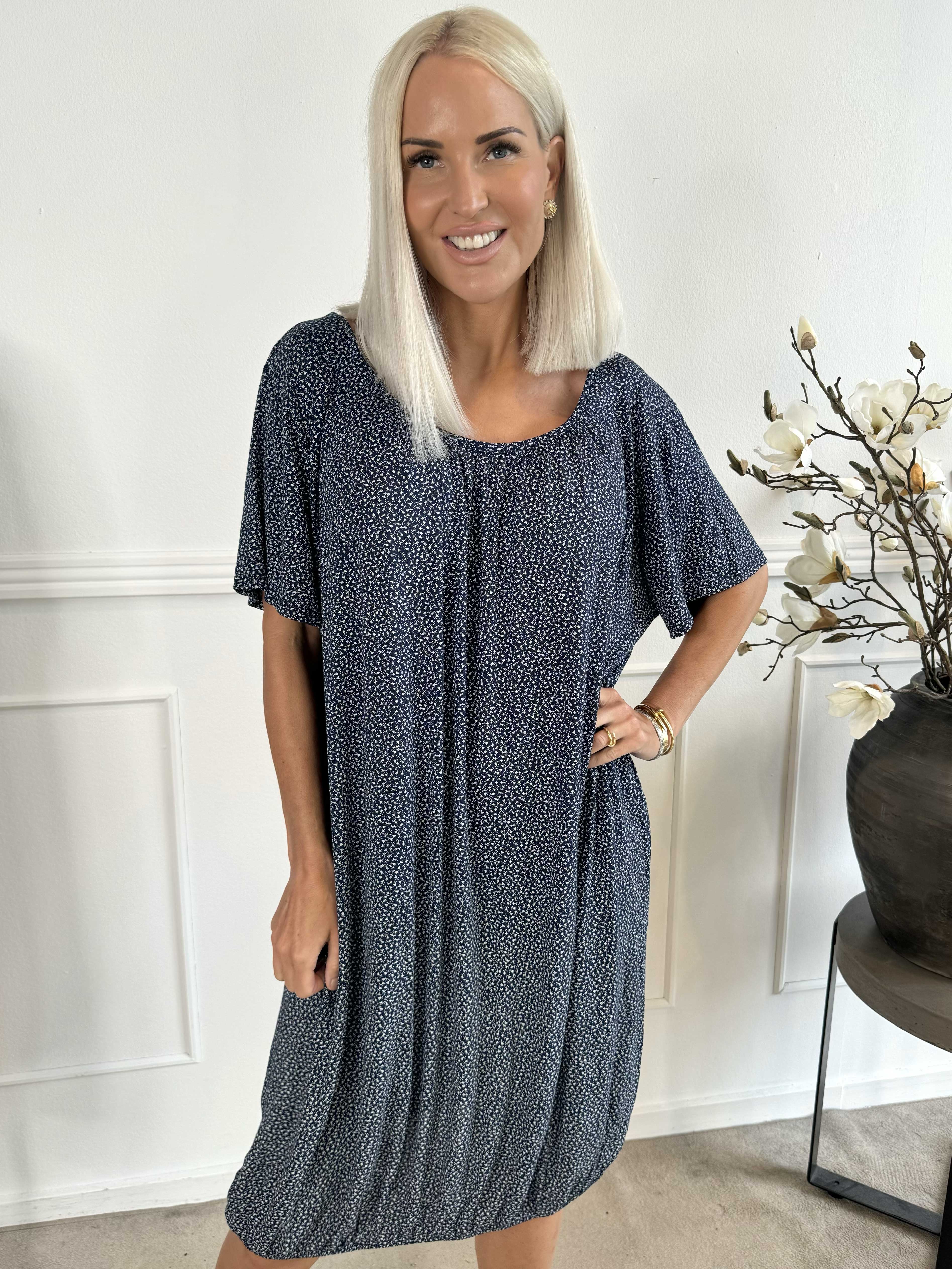 Miracle Flower Dress - Klänning i viskos med resår nedtill