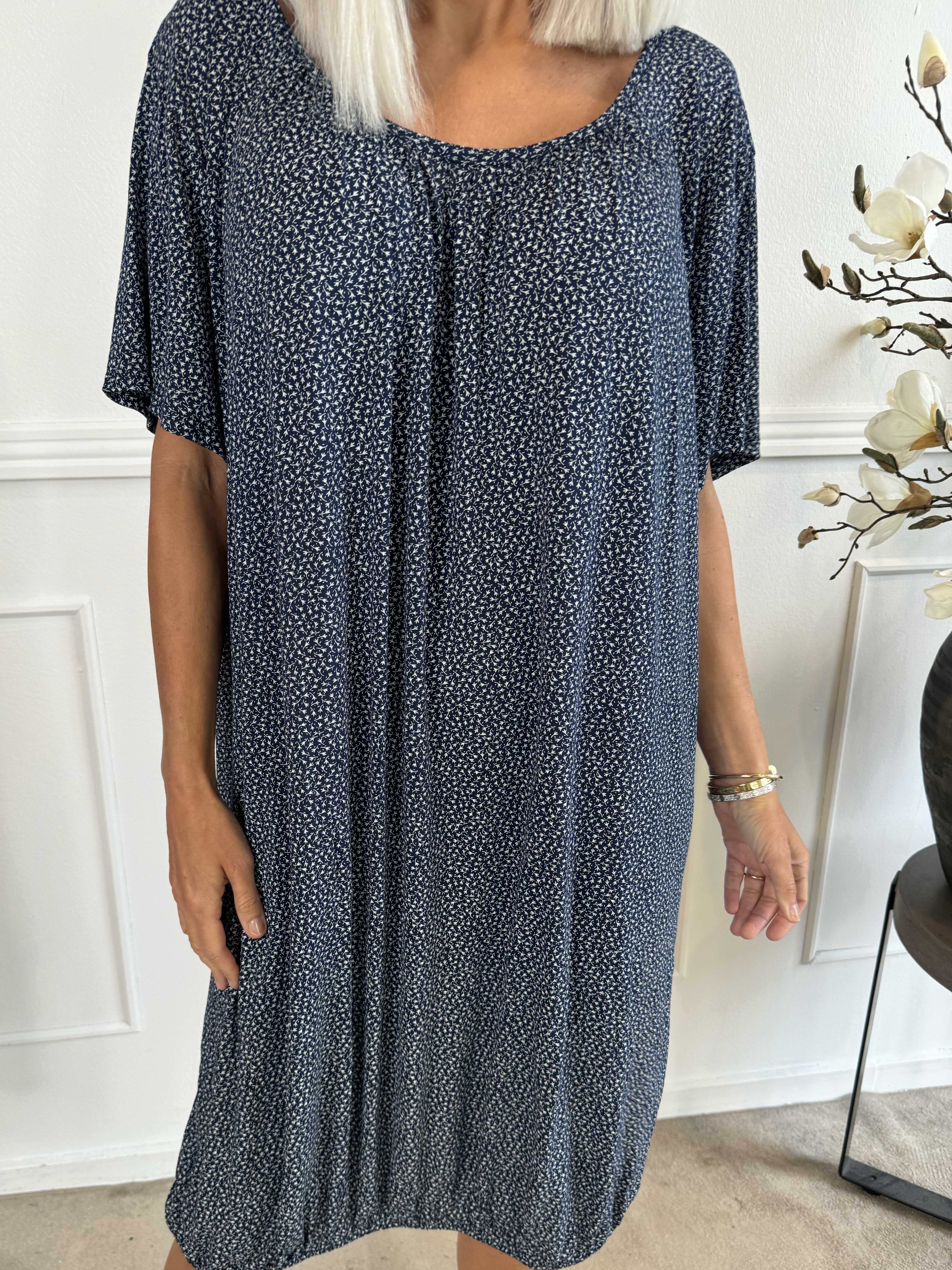 Miracle Flower Dress - Klänning i viskos med resår nedtill