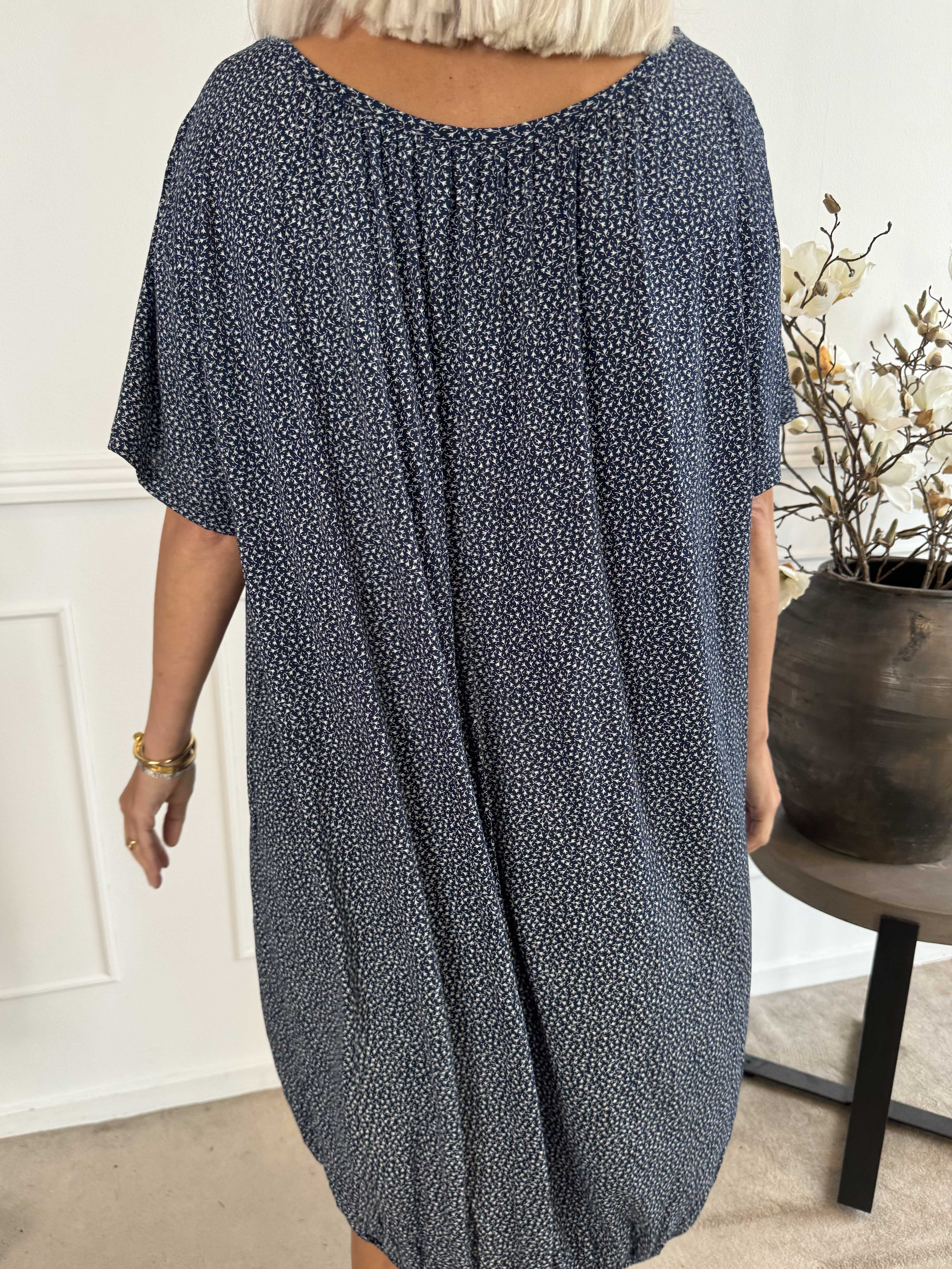 Miracle Flower Dress - Klänning i viskos med resår nedtill