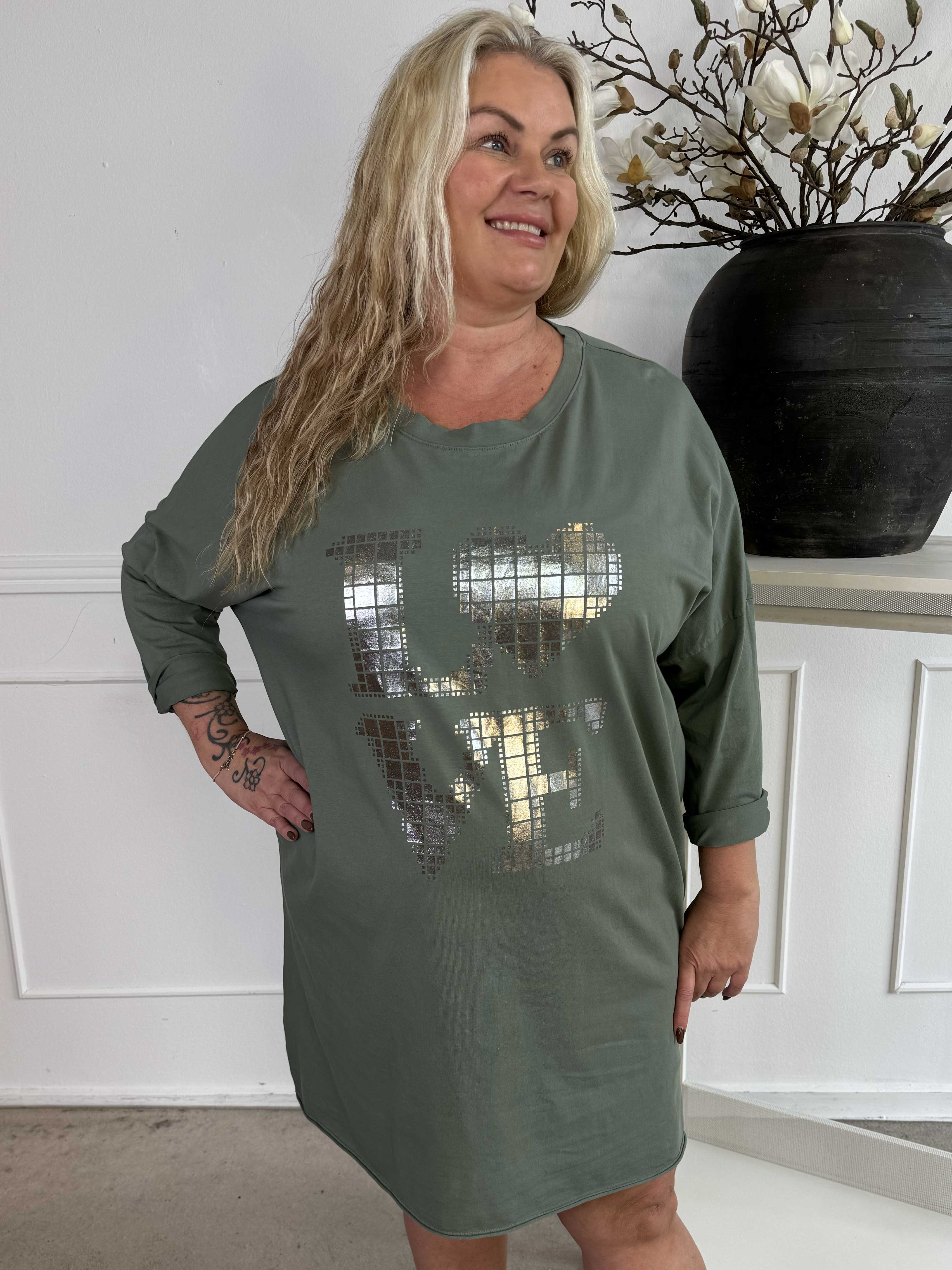 Oaklyn - Plus size joggingklänning i bomull med silverskrift på framsidan