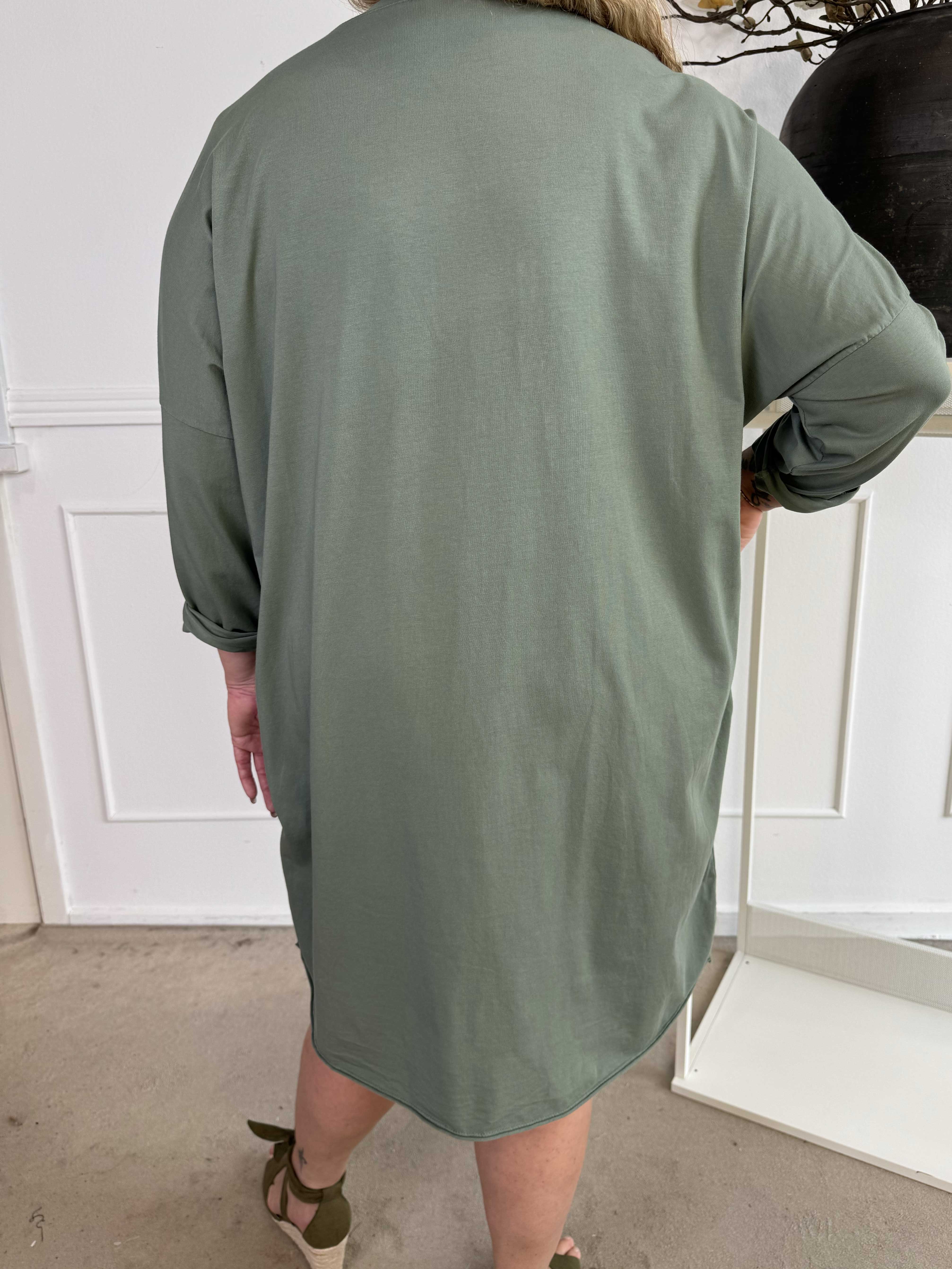 Oaklyn - Plus size joggingklänning i bomull med silverskrift på framsidan
