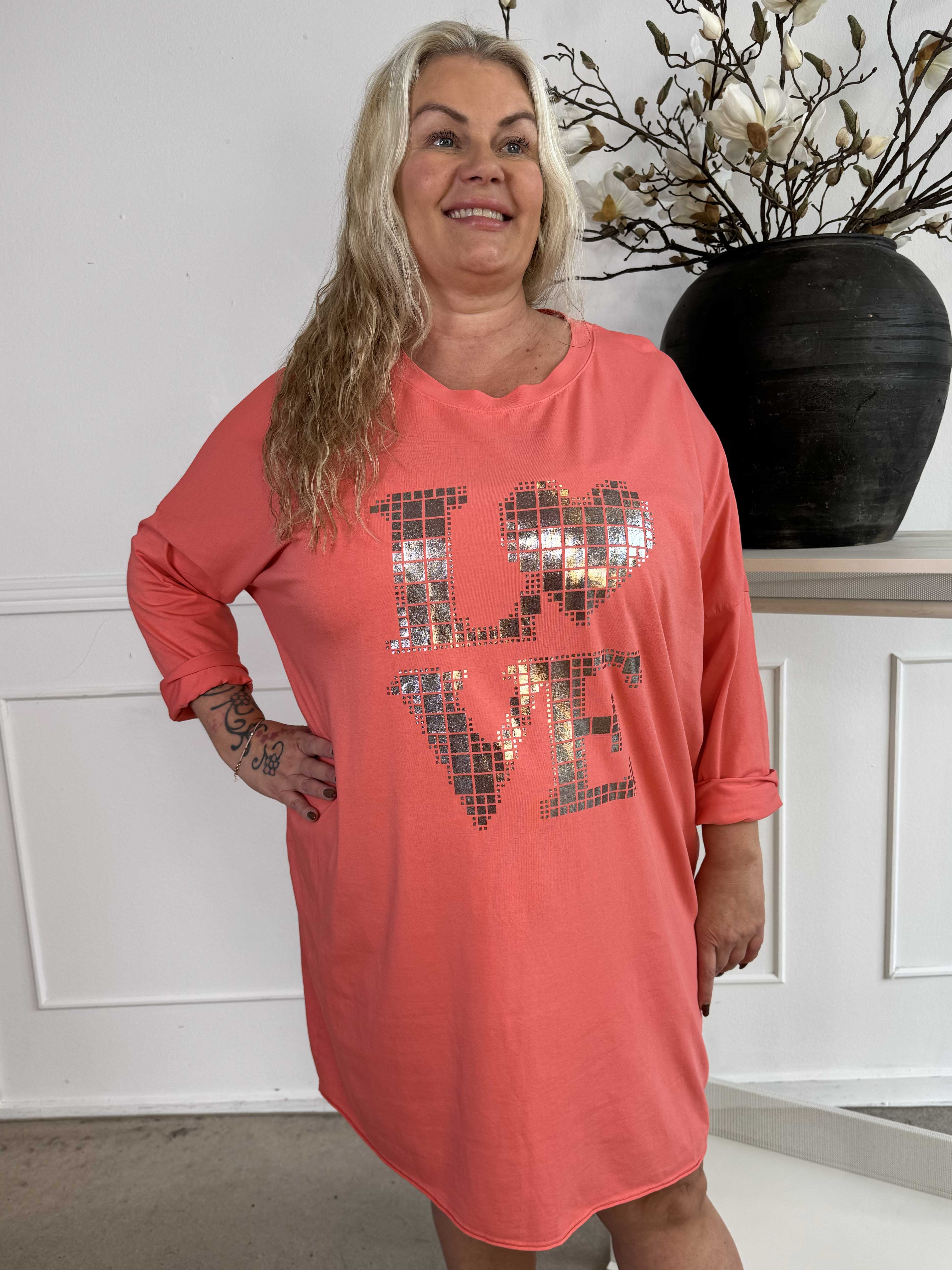 Oaklyn - Plus size joggingklänning i bomull med silverskrift på framsidan