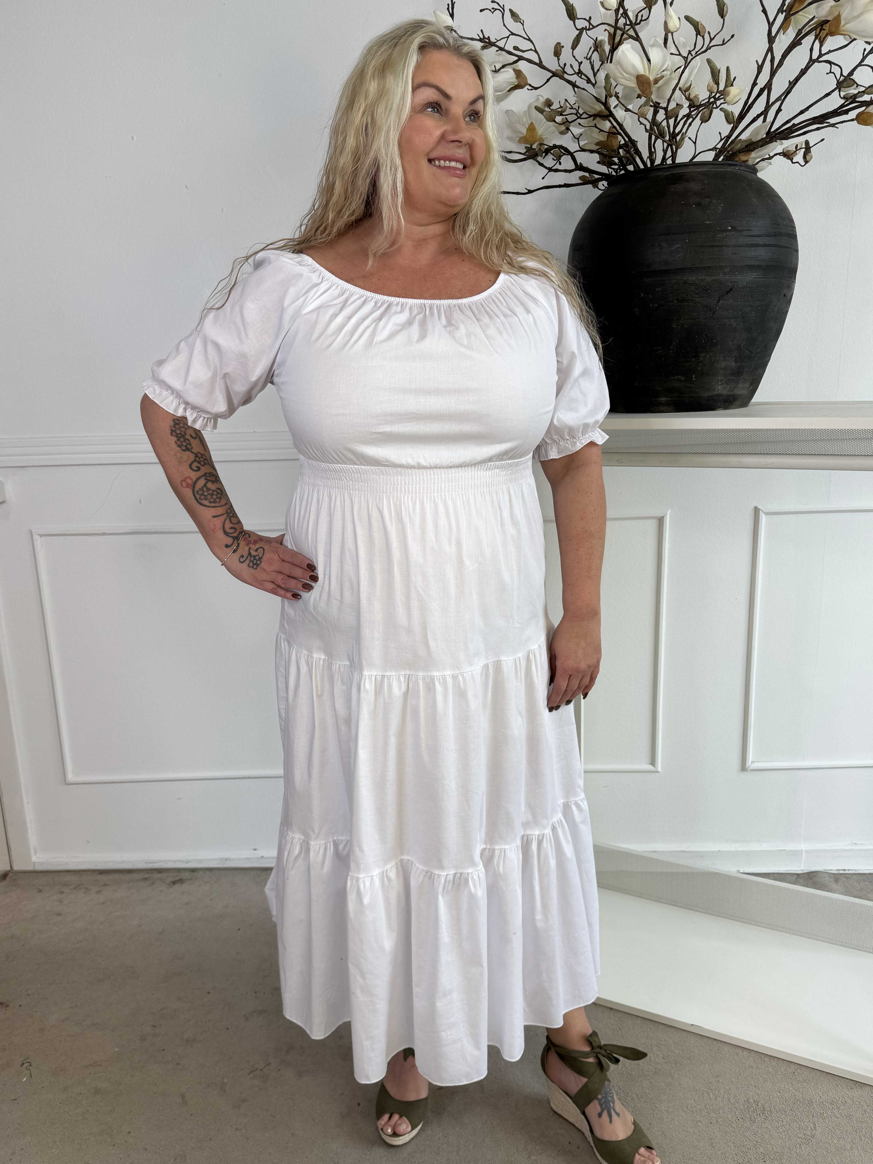 Kayce - Plus size-klänning i bomull med resår i halsringning och midja