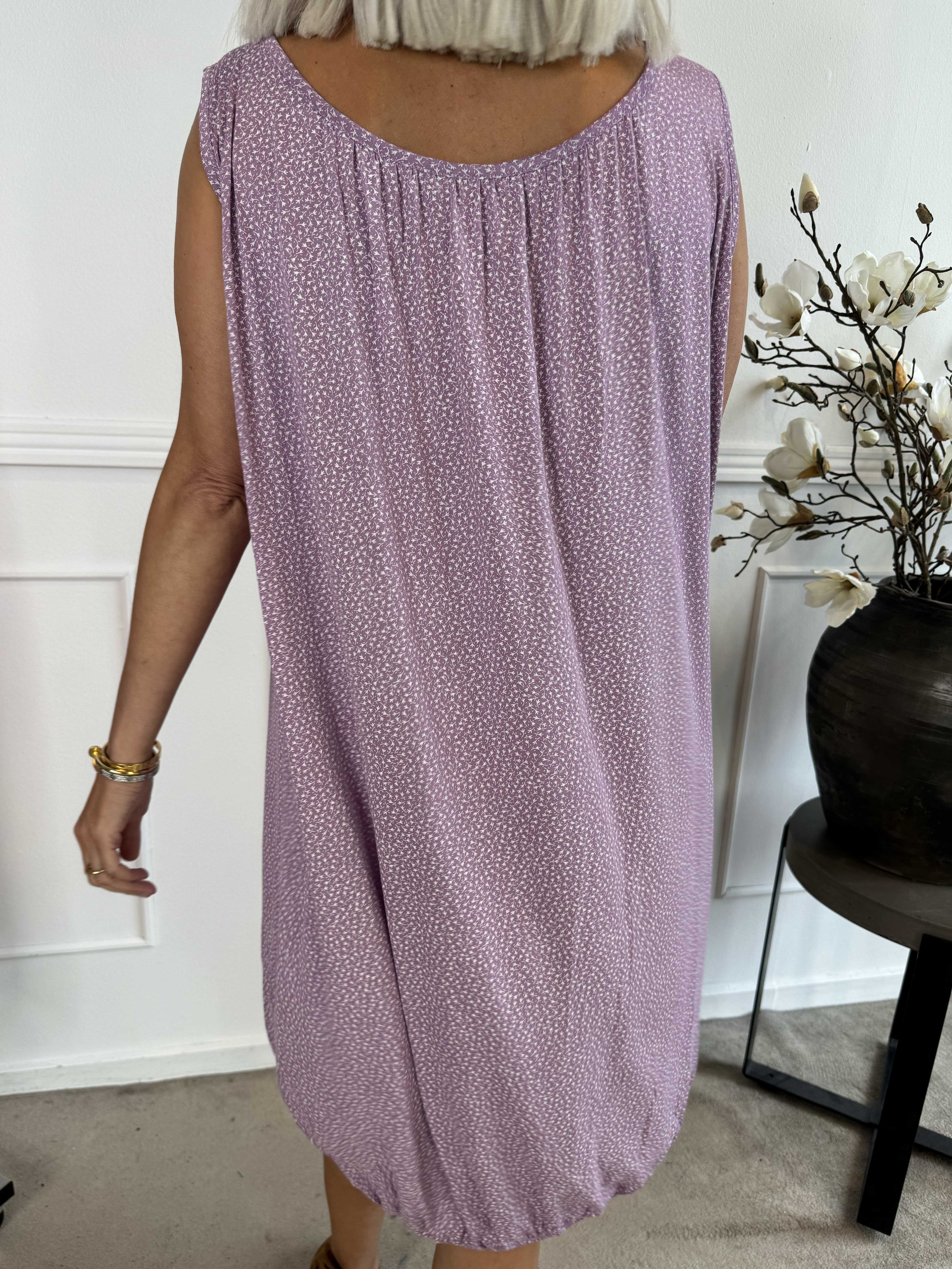 Miracle Flower Sleeveless Dress - Klänning i viskos med resår nedtill