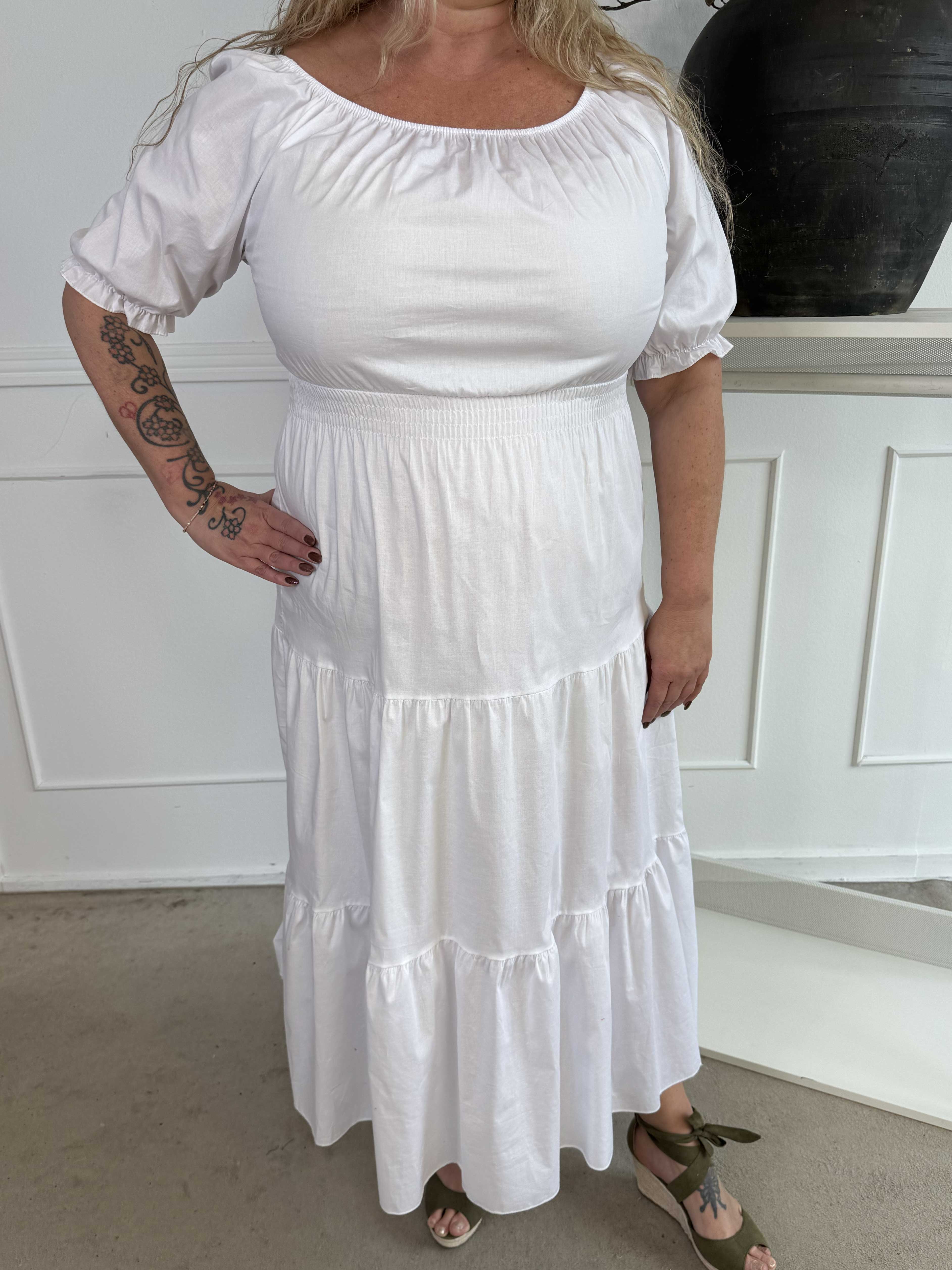 Kayce - Plus size-klänning i bomull med resår i halsringning och midja