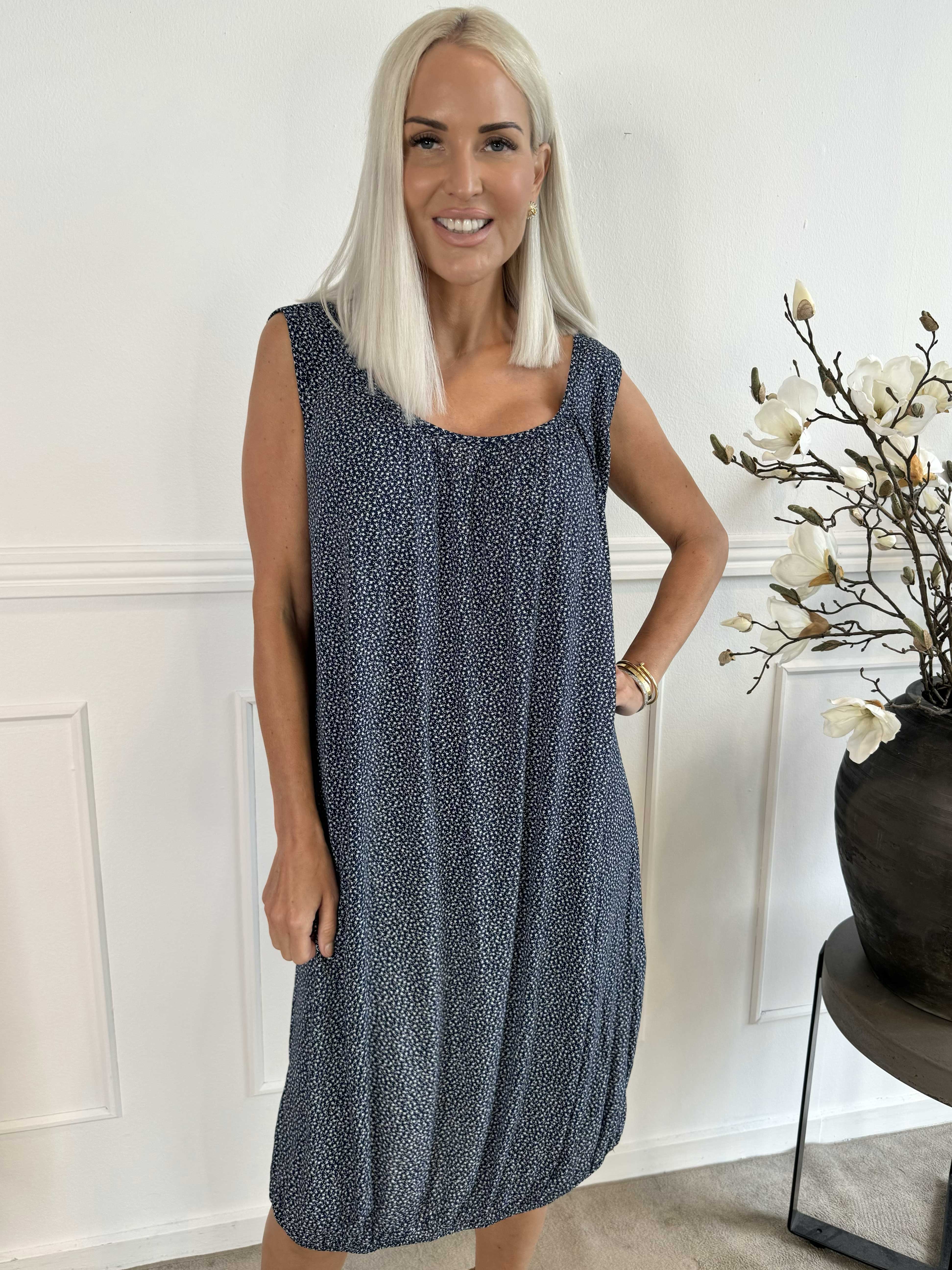 Miracle Flower Sleeveless Dress - Klänning i viskos med resår nedtill
