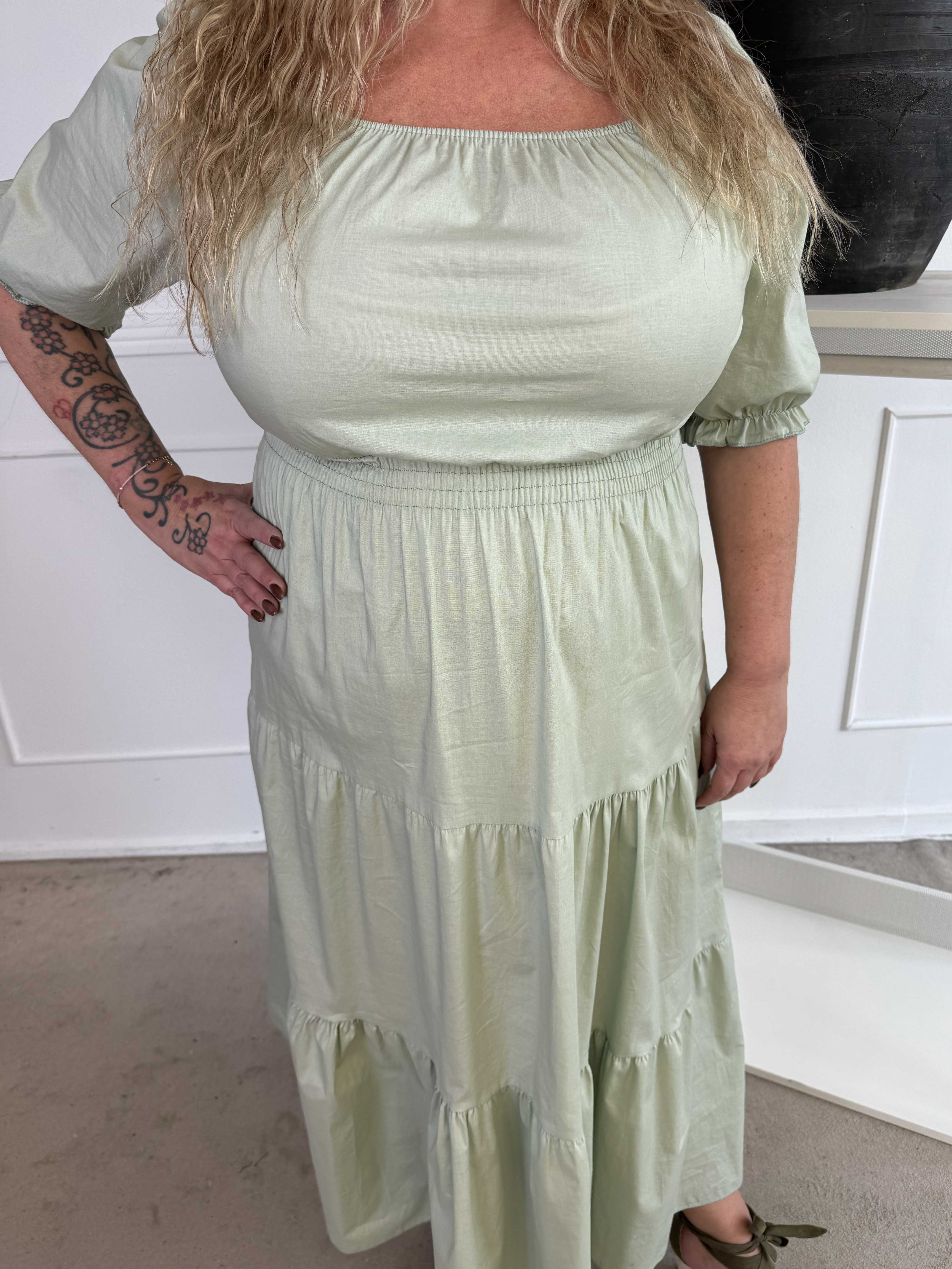Kayce - Plus size-klänning i bomull med resår i halsringning och midja