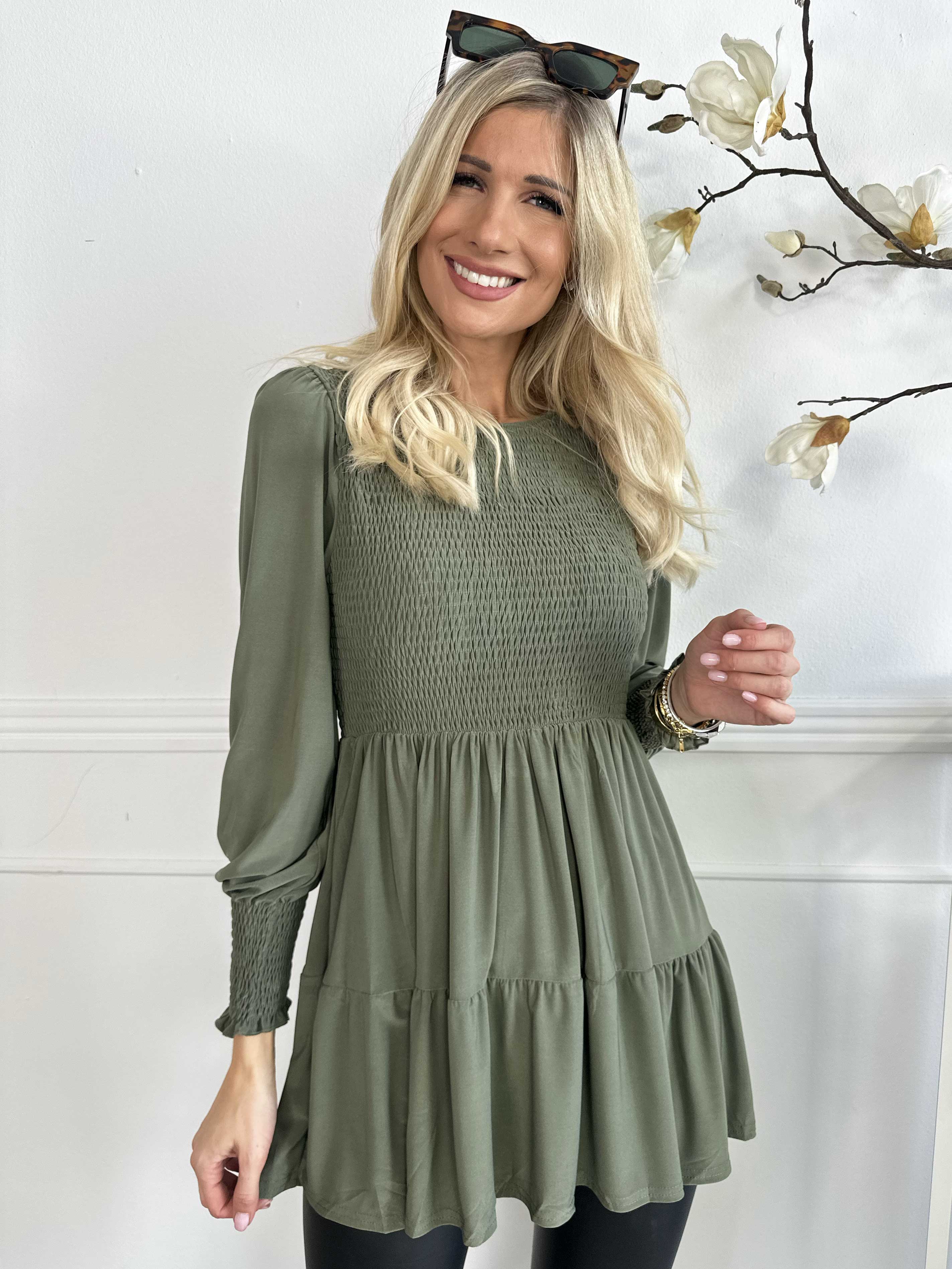 Kelly Shirt - Elastisk blus med smock över bröstet