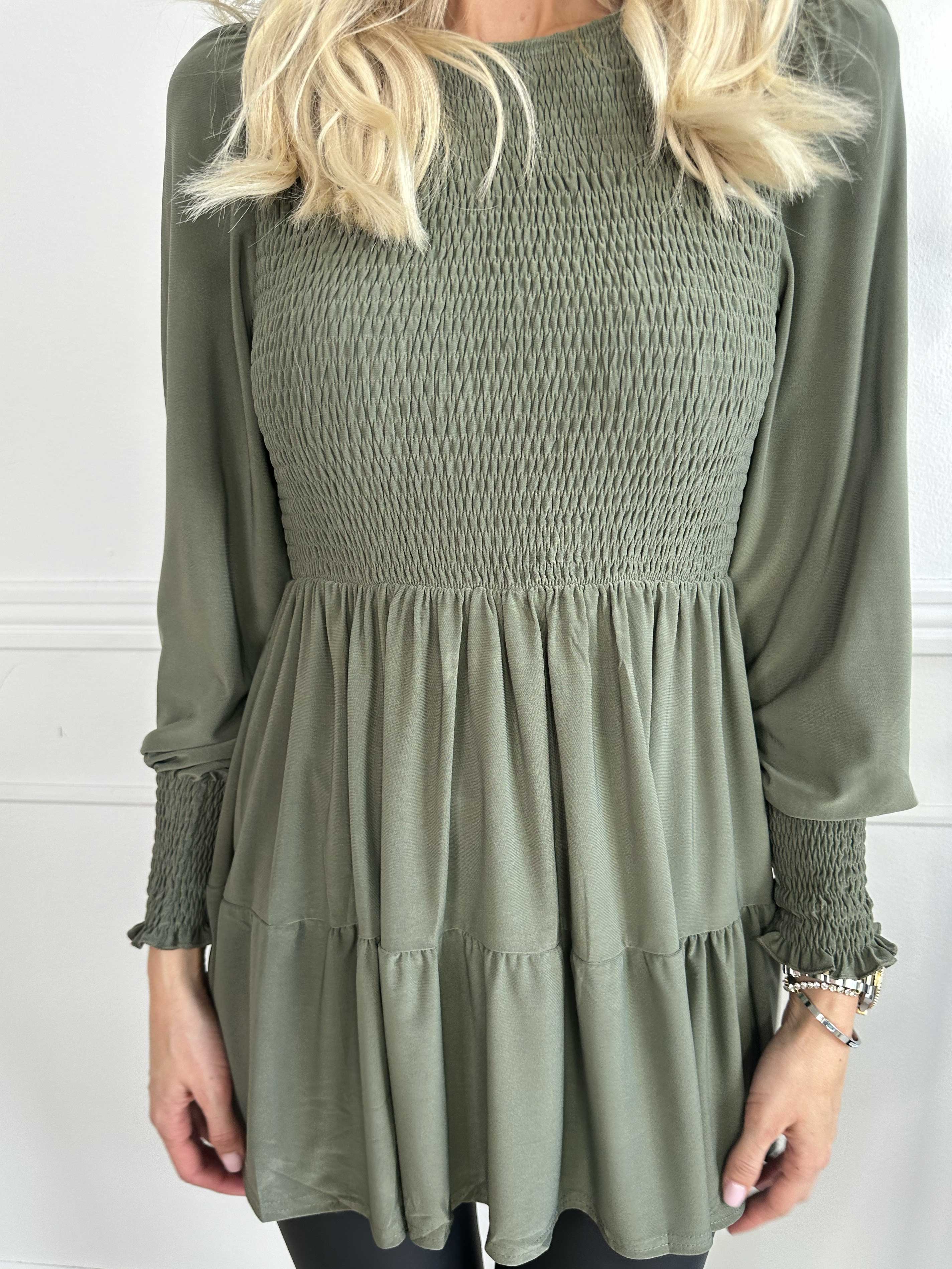 Kelly Shirt - Elastisk blus med smock över bröstet