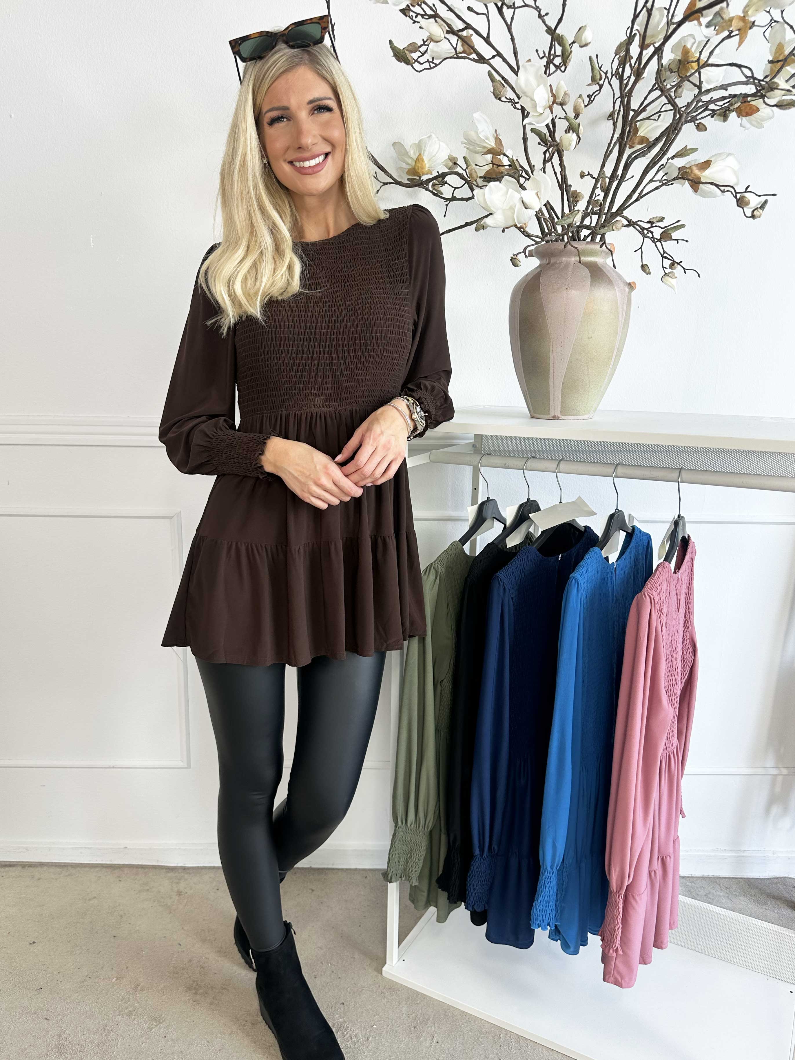 Kelly Shirt - Elastisk blus med smock över bröstet