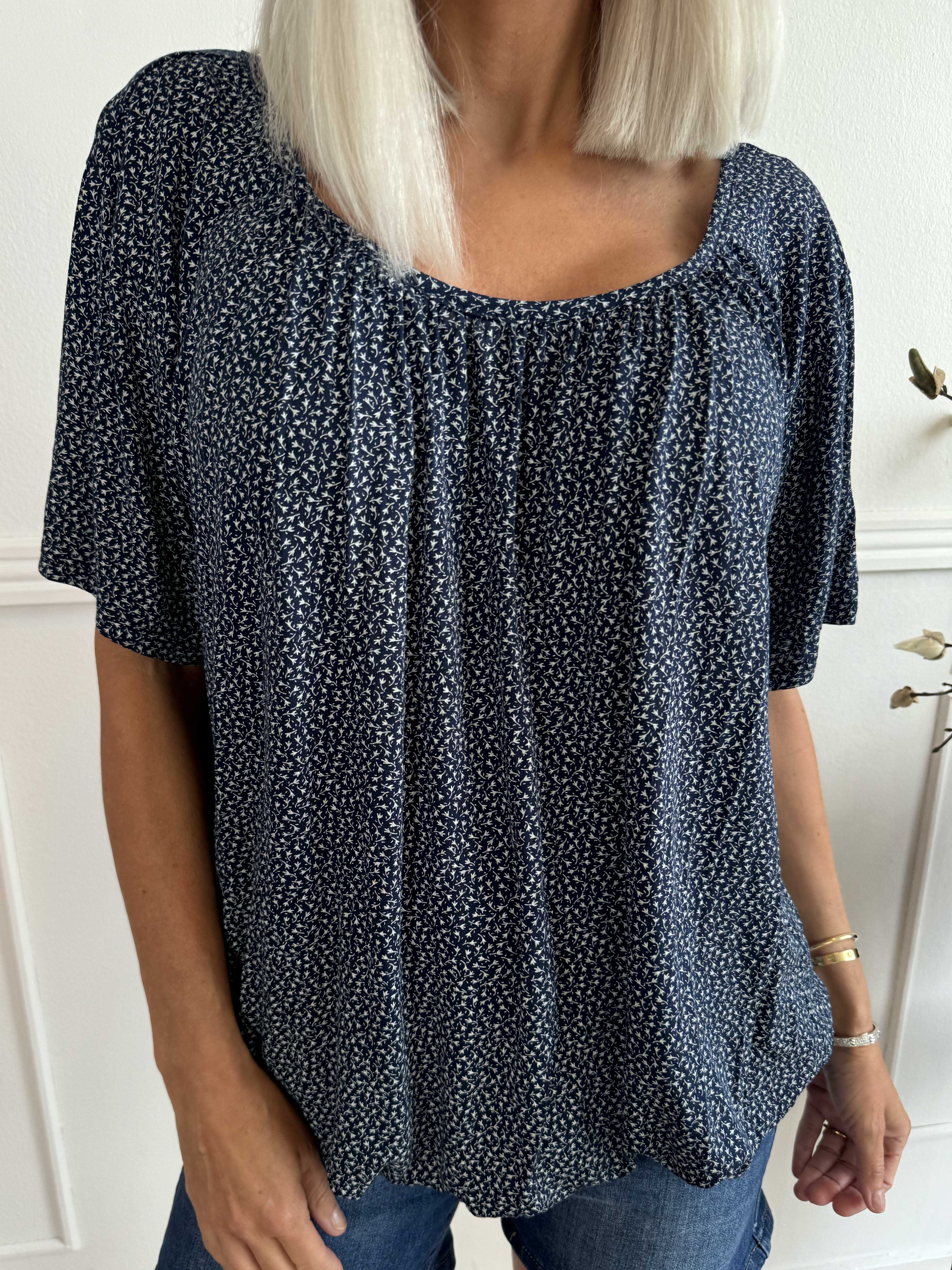 Miracle Flower T-shirt - Blus i viskos med resår nedtill