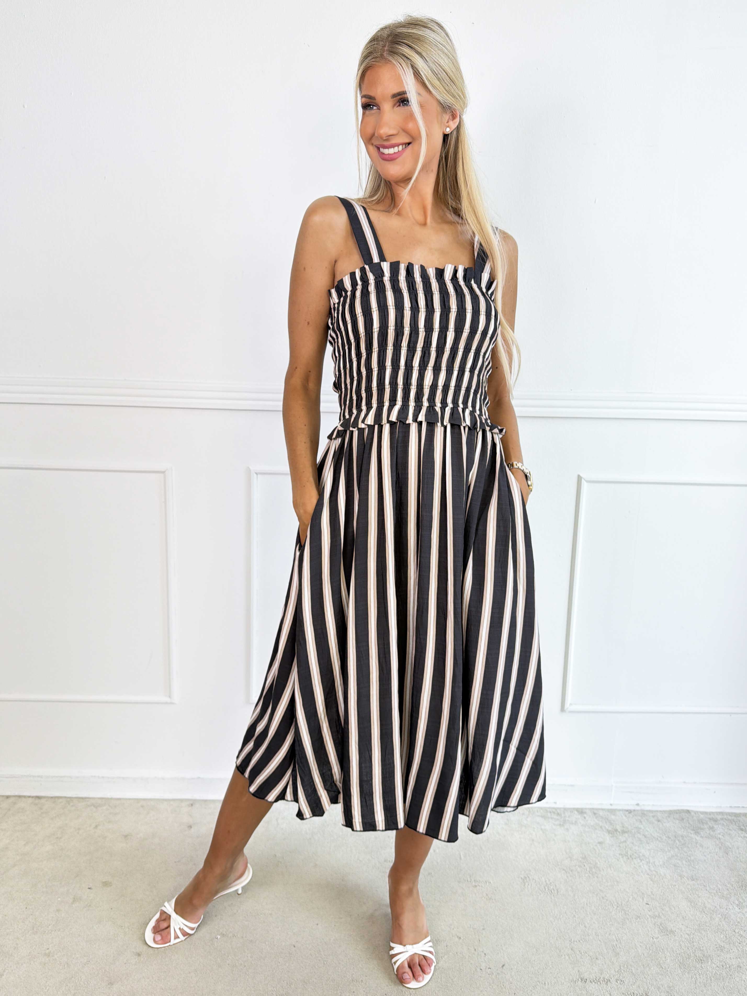 Marisol Stripe - Söt randig sommarklänning i viskos med smock över bröstet