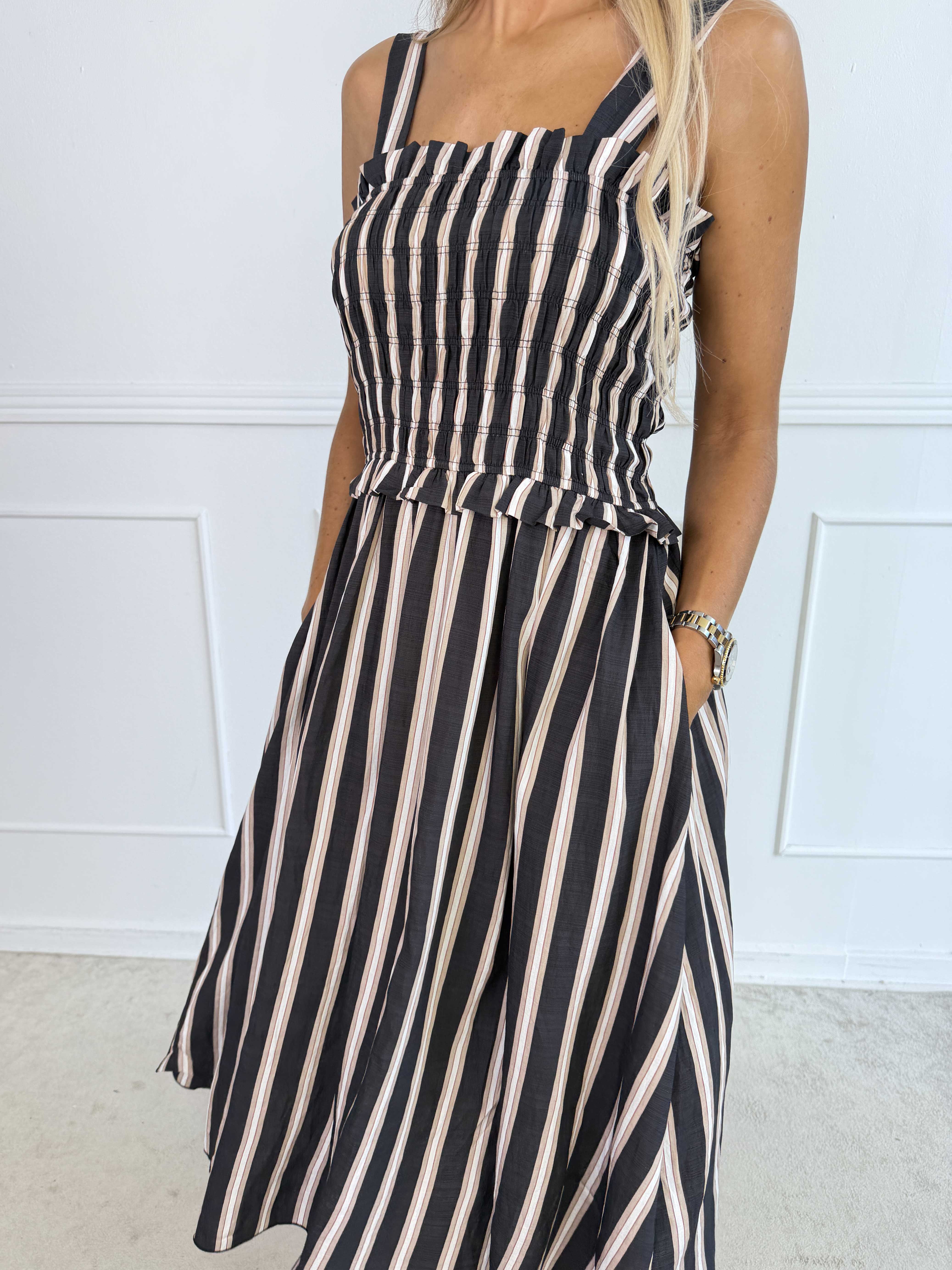 Marisol Stripe - Söt randig sommarklänning i viskos med smock över bröstet