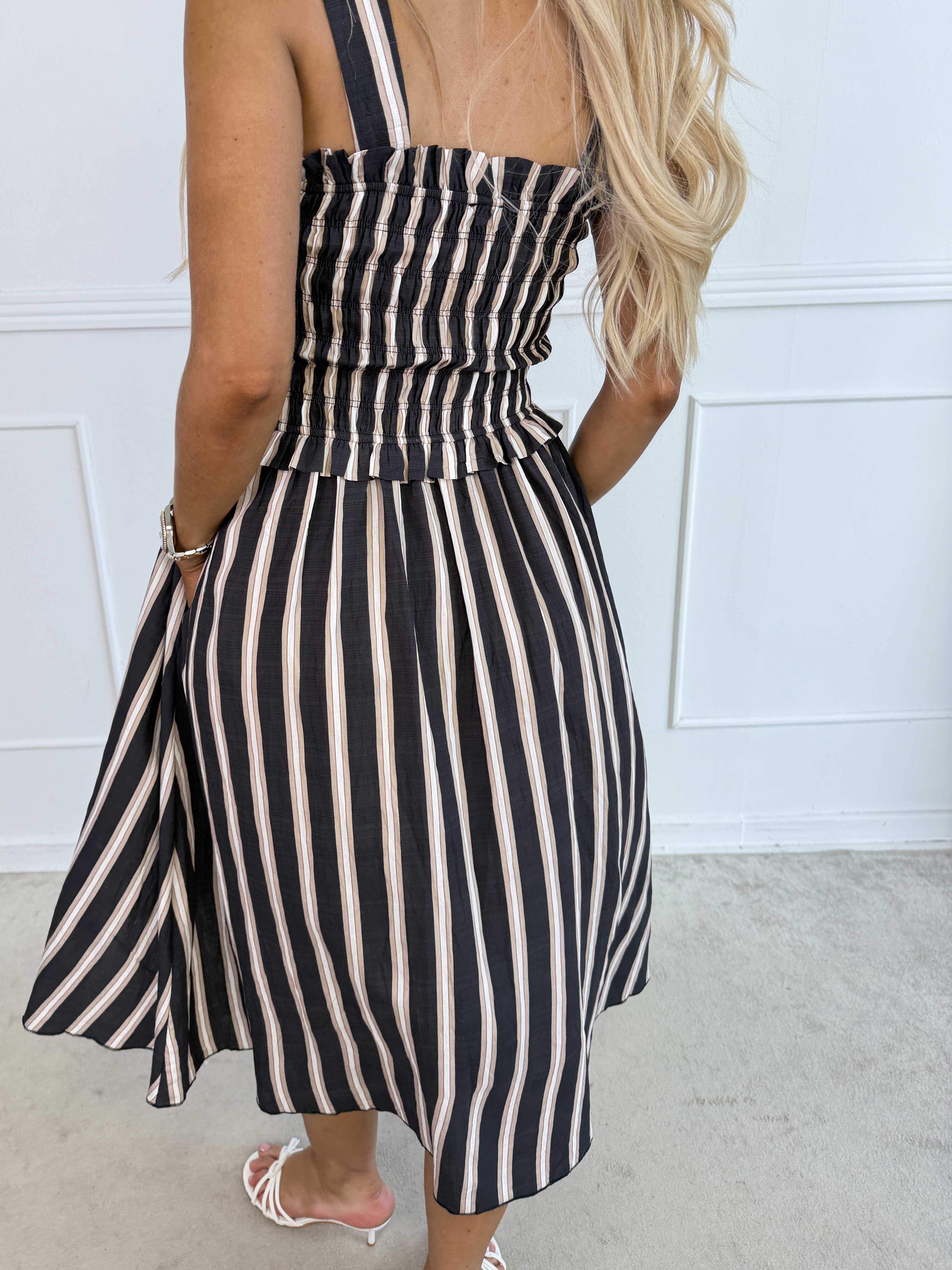Marisol Stripe - Söt randig sommarklänning i viskos med smock över bröstet