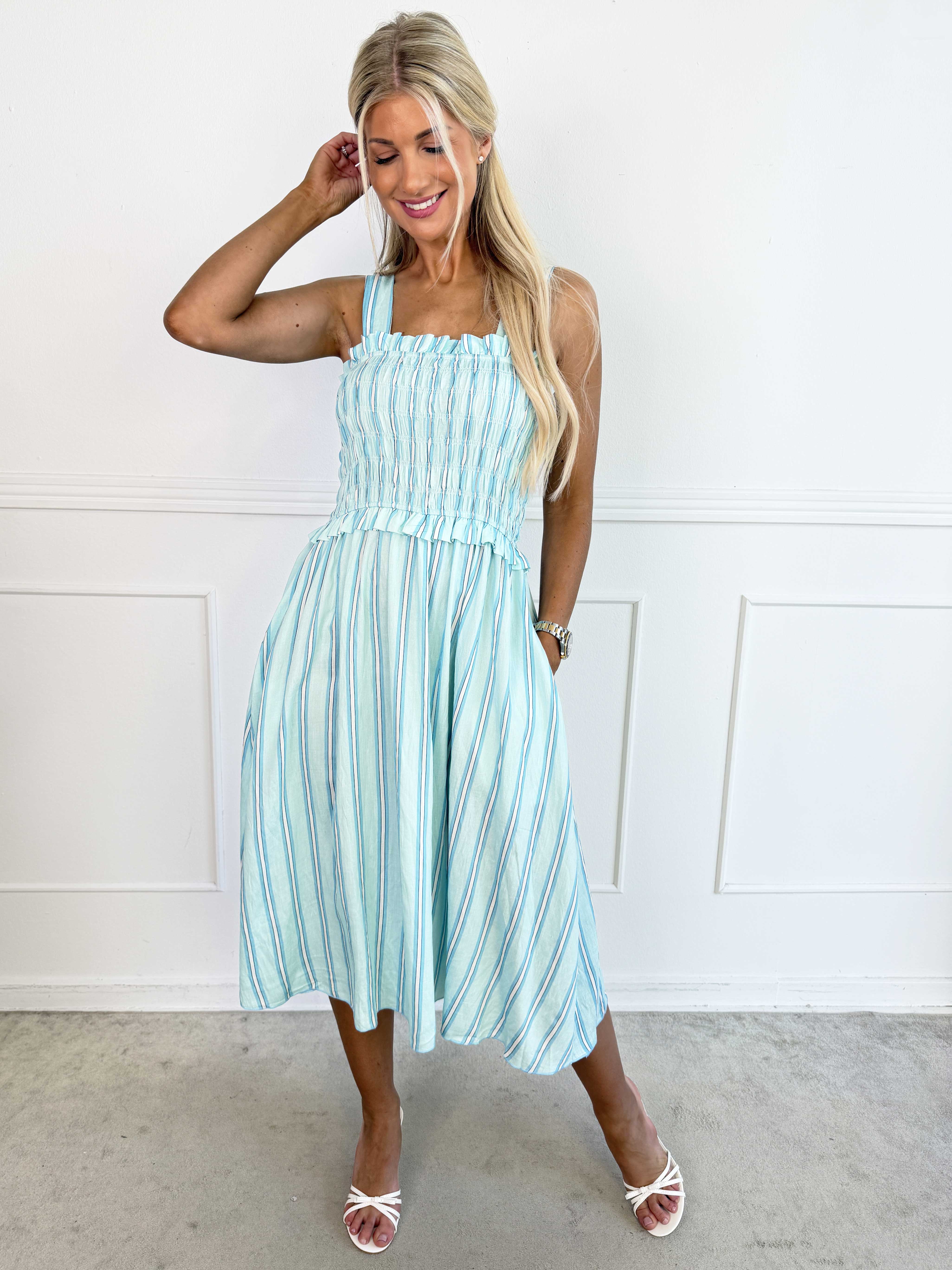 Marisol Stripe - Söt randig sommarklänning i viskos med smock över bröstet