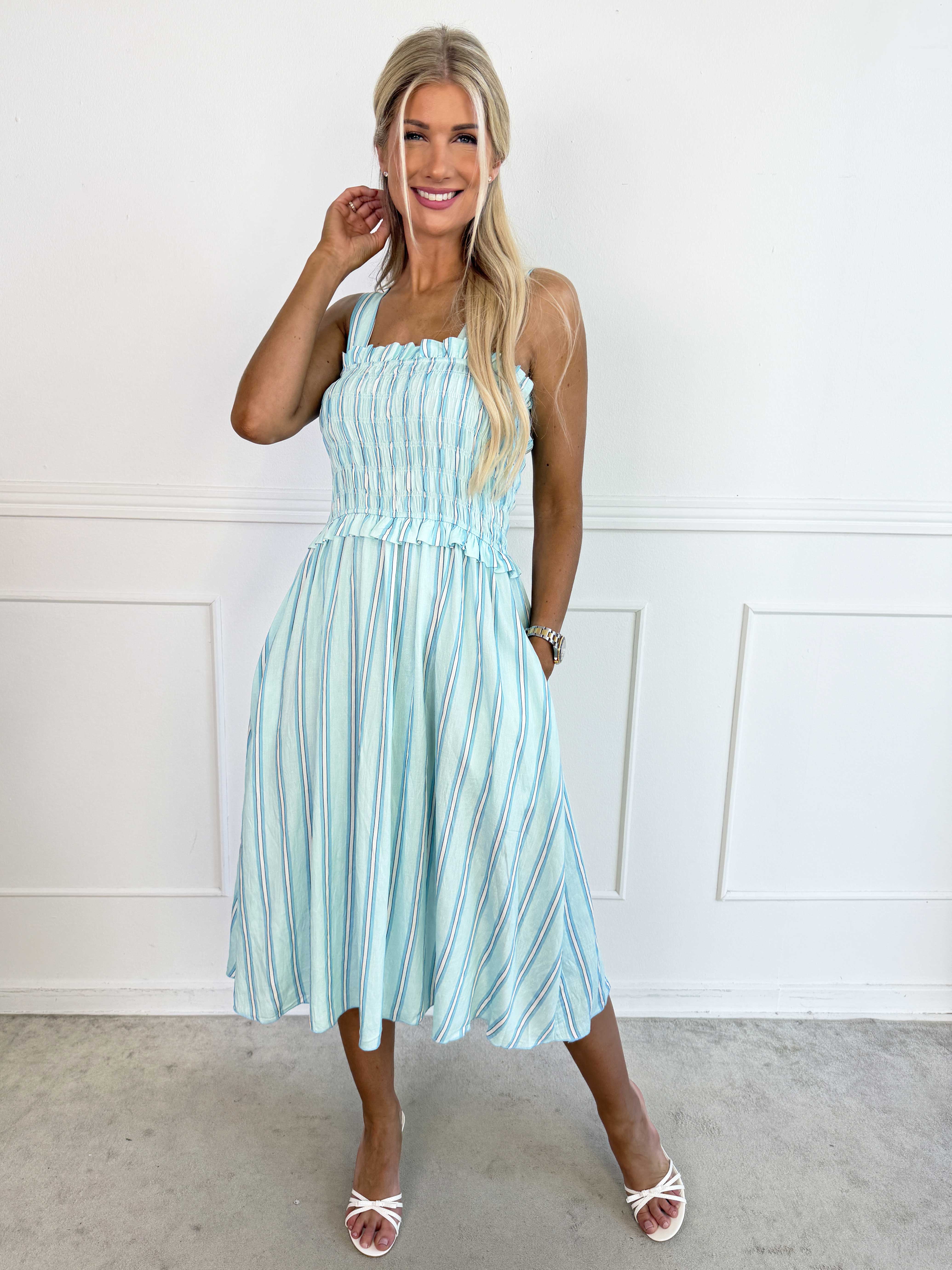 Marisol Stripe - Söt randig sommarklänning i viskos med smock över bröstet