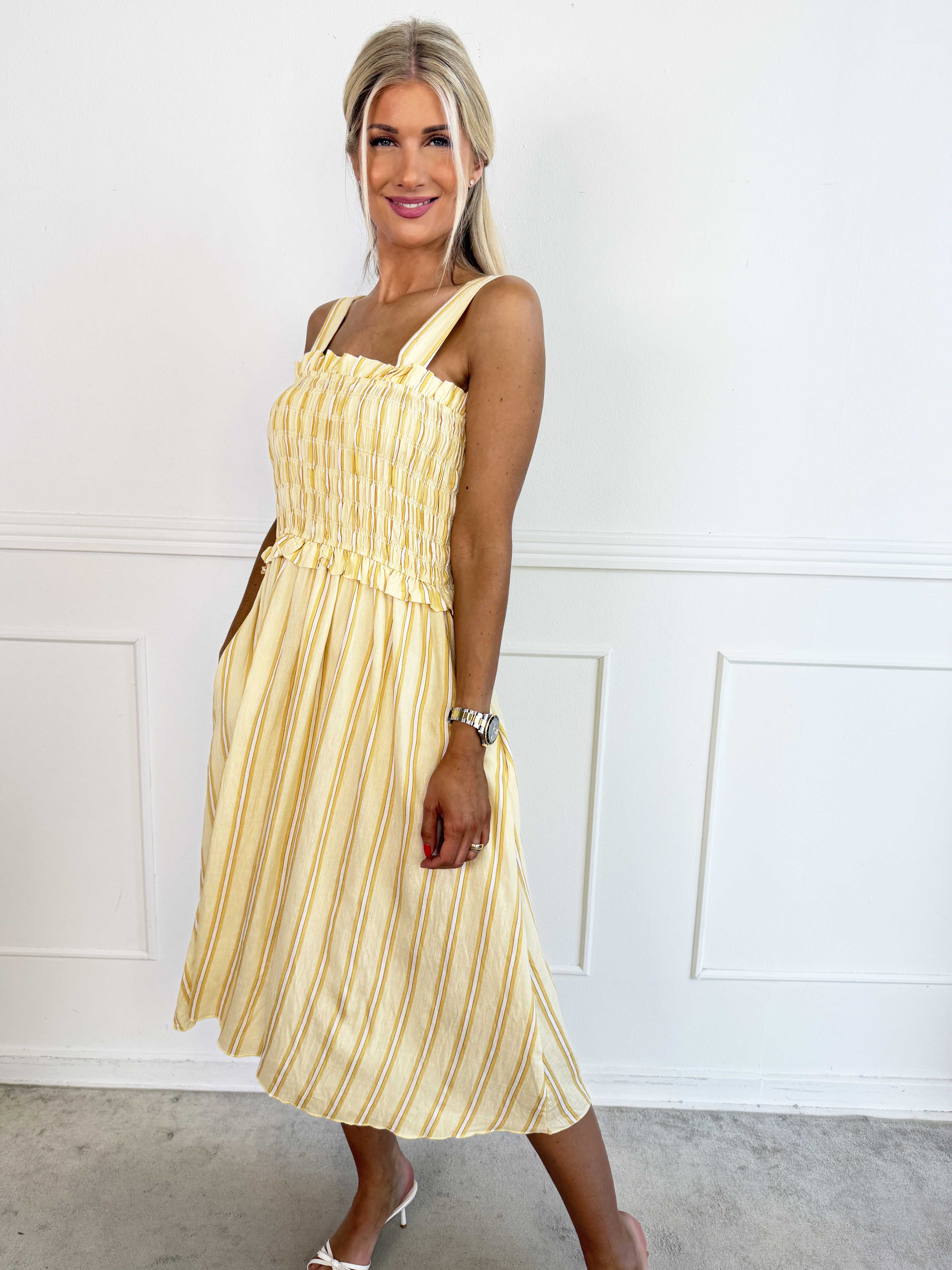 Marisol Stripe - Söt randig sommarklänning i viskos med smock över bröstet