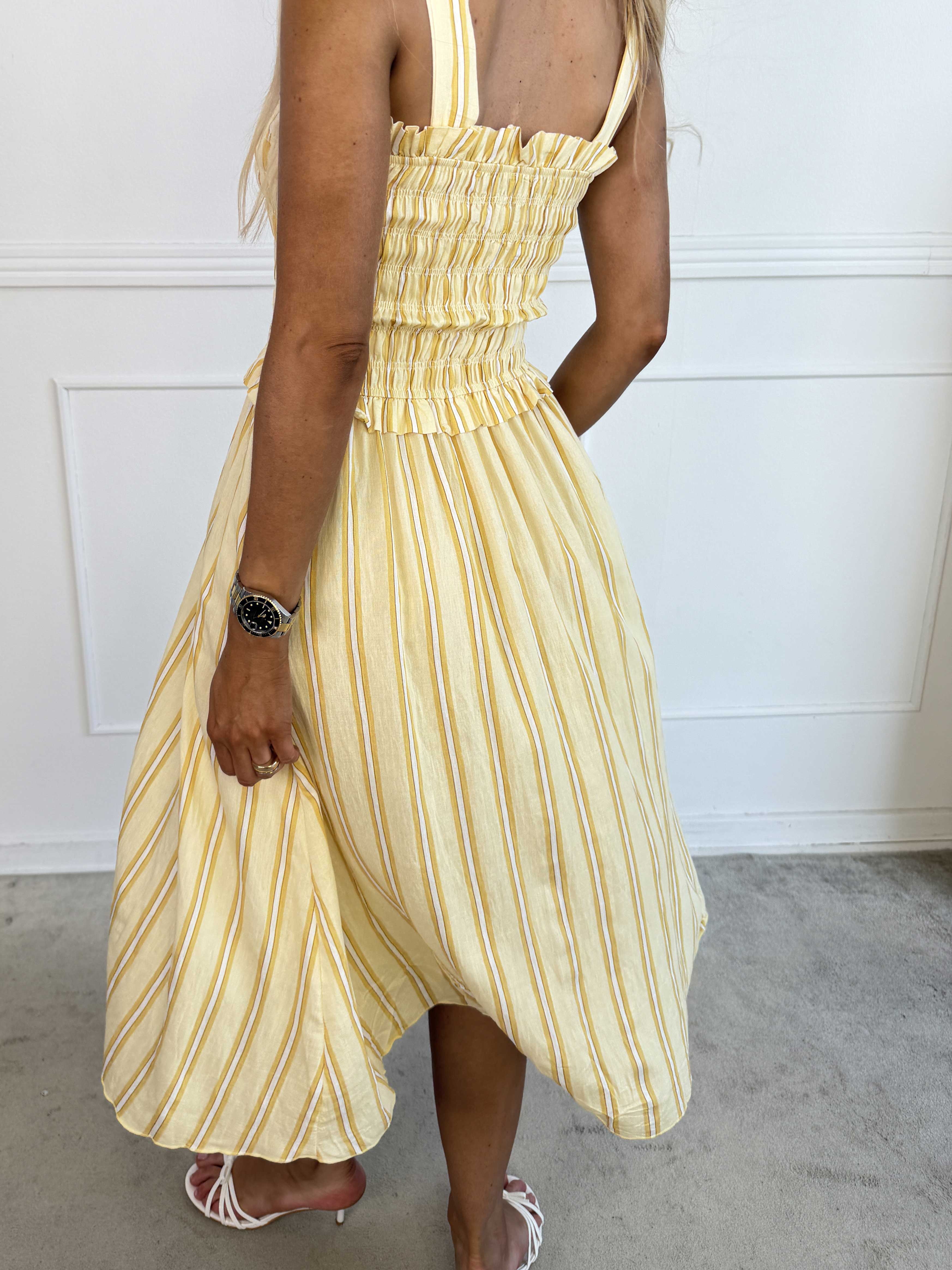 Marisol Stripe - Söt randig sommarklänning i viskos med smock över bröstet