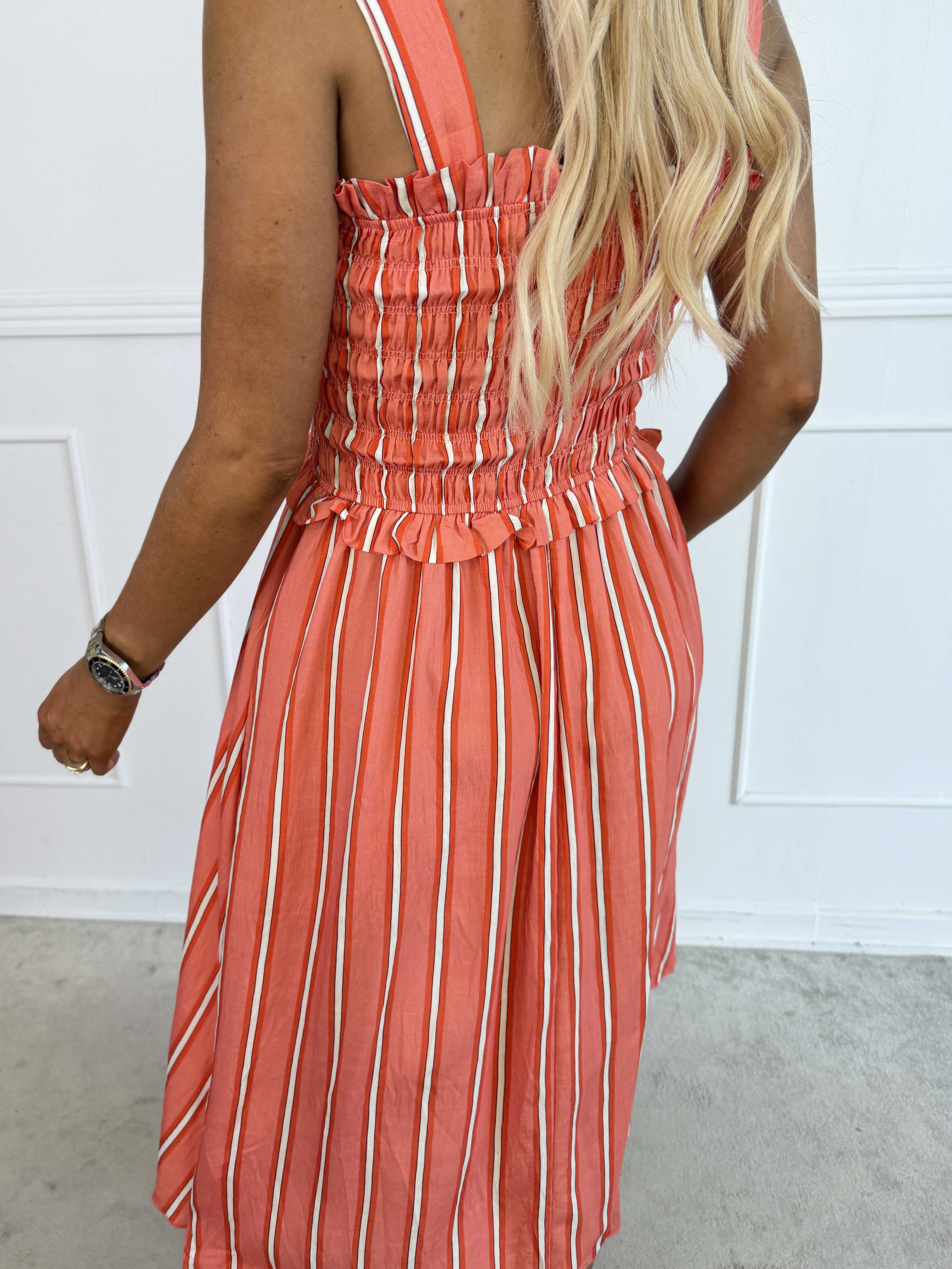 Marisol Stripe - Söt randig sommarklänning i viskos med smock över bröstet