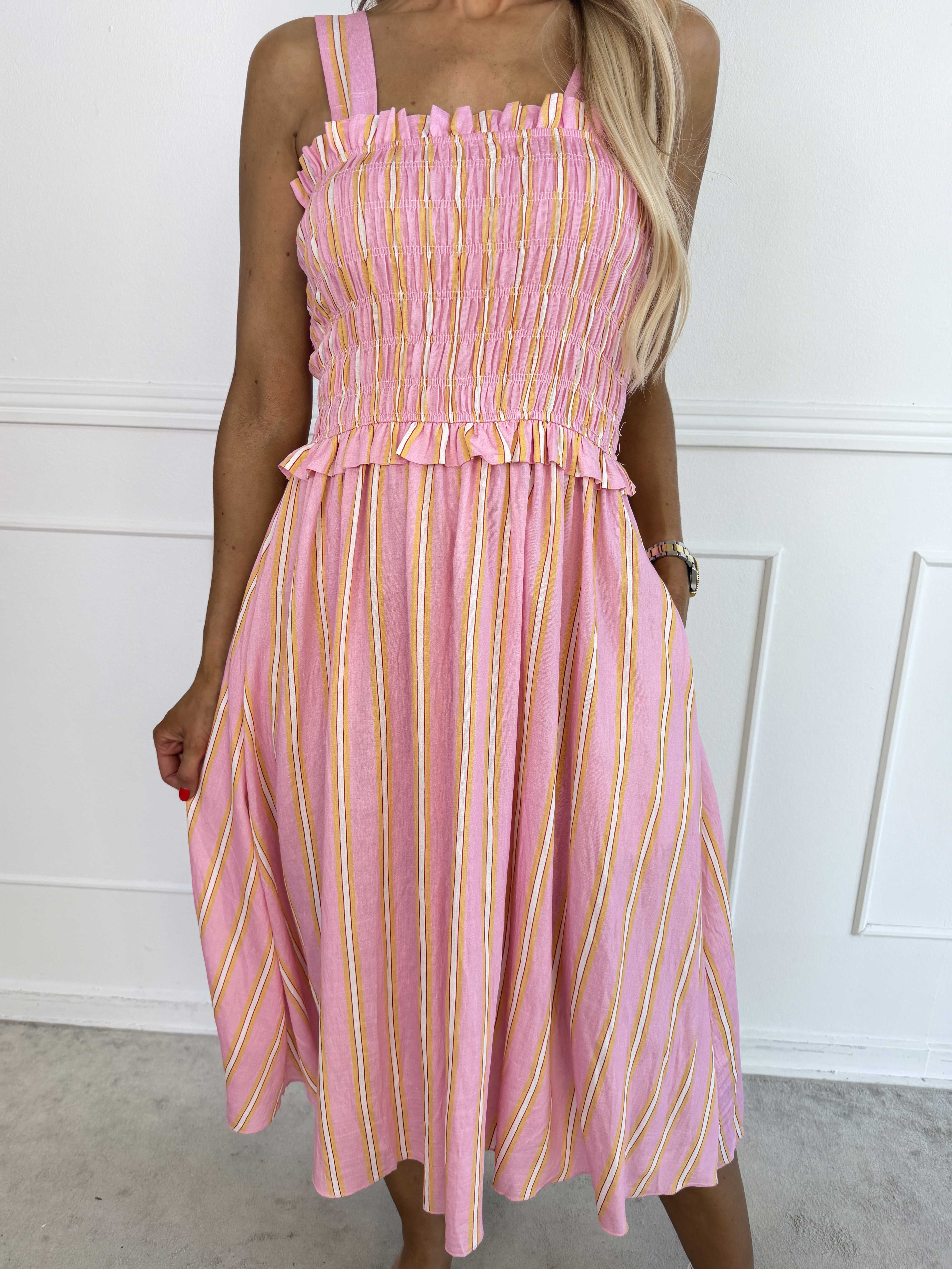 Marisol Stripe - Söt randig sommarklänning i viskos med smock över bröstet