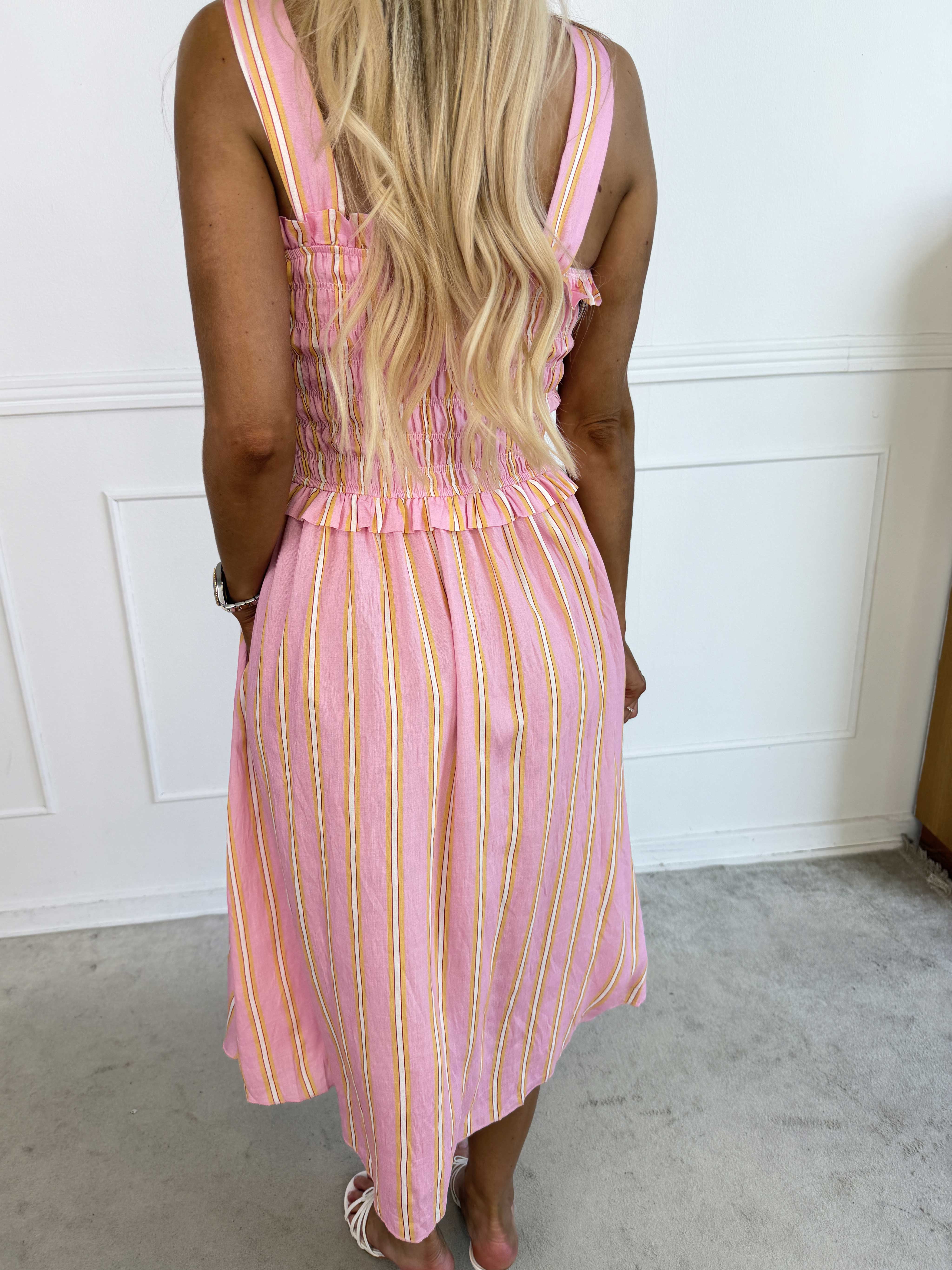 Marisol Stripe - Söt randig sommarklänning i viskos med smock över bröstet