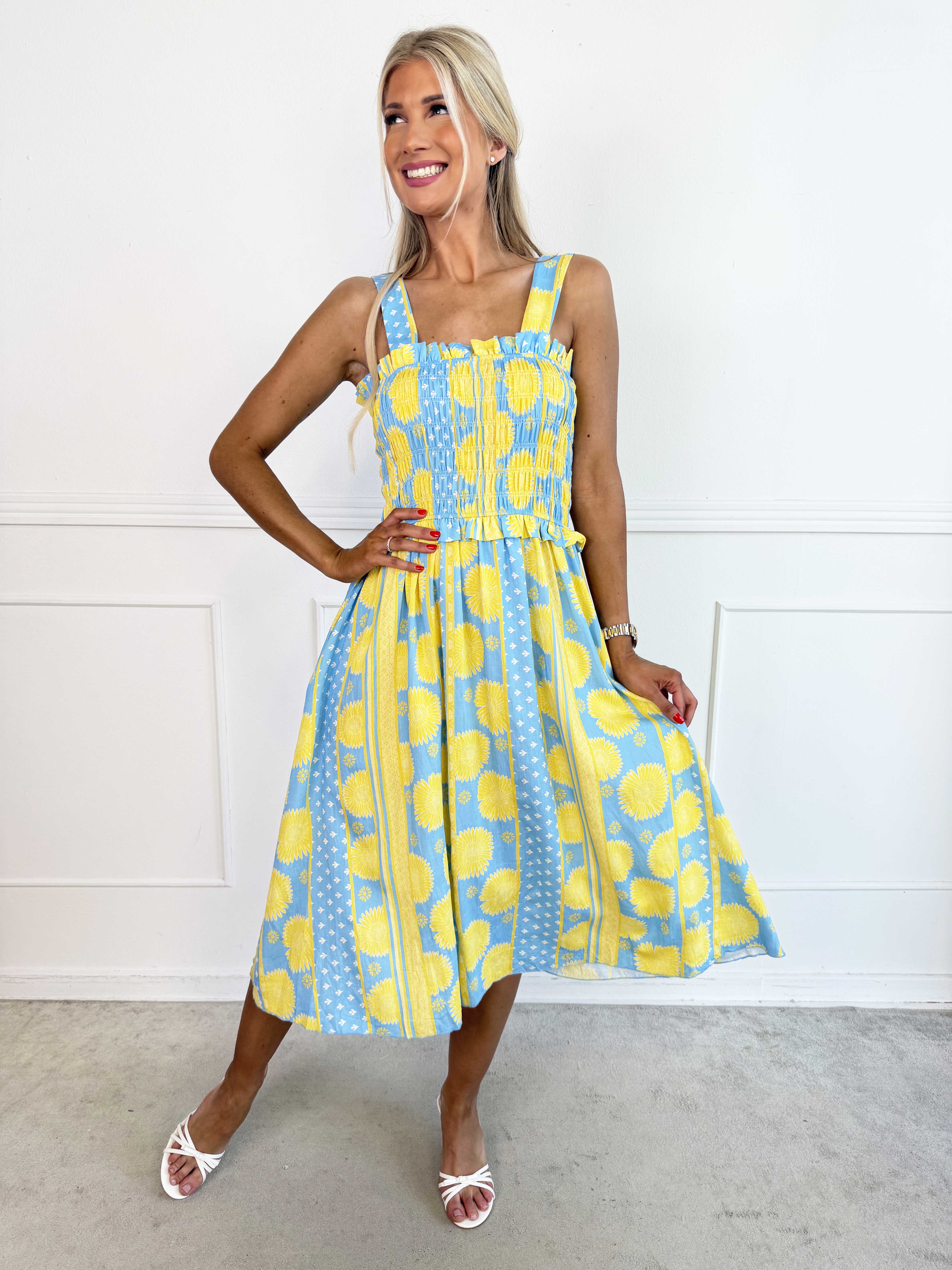 Marisol Sunburst - Söt blommig sommarklänning i viskos med smock över bröstet