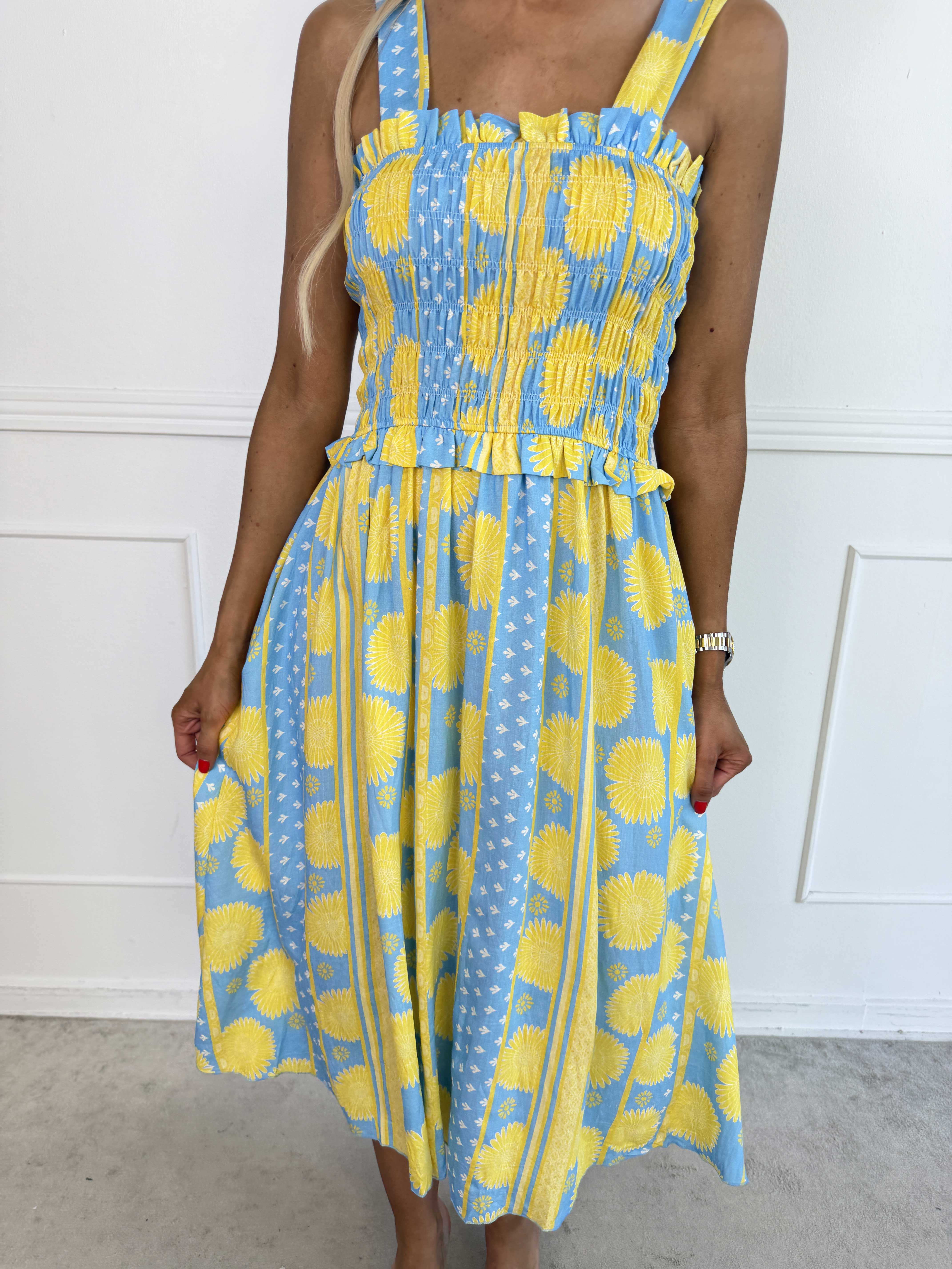 Marisol Sunburst - Söt blommig sommarklänning i viskos med smock över bröstet