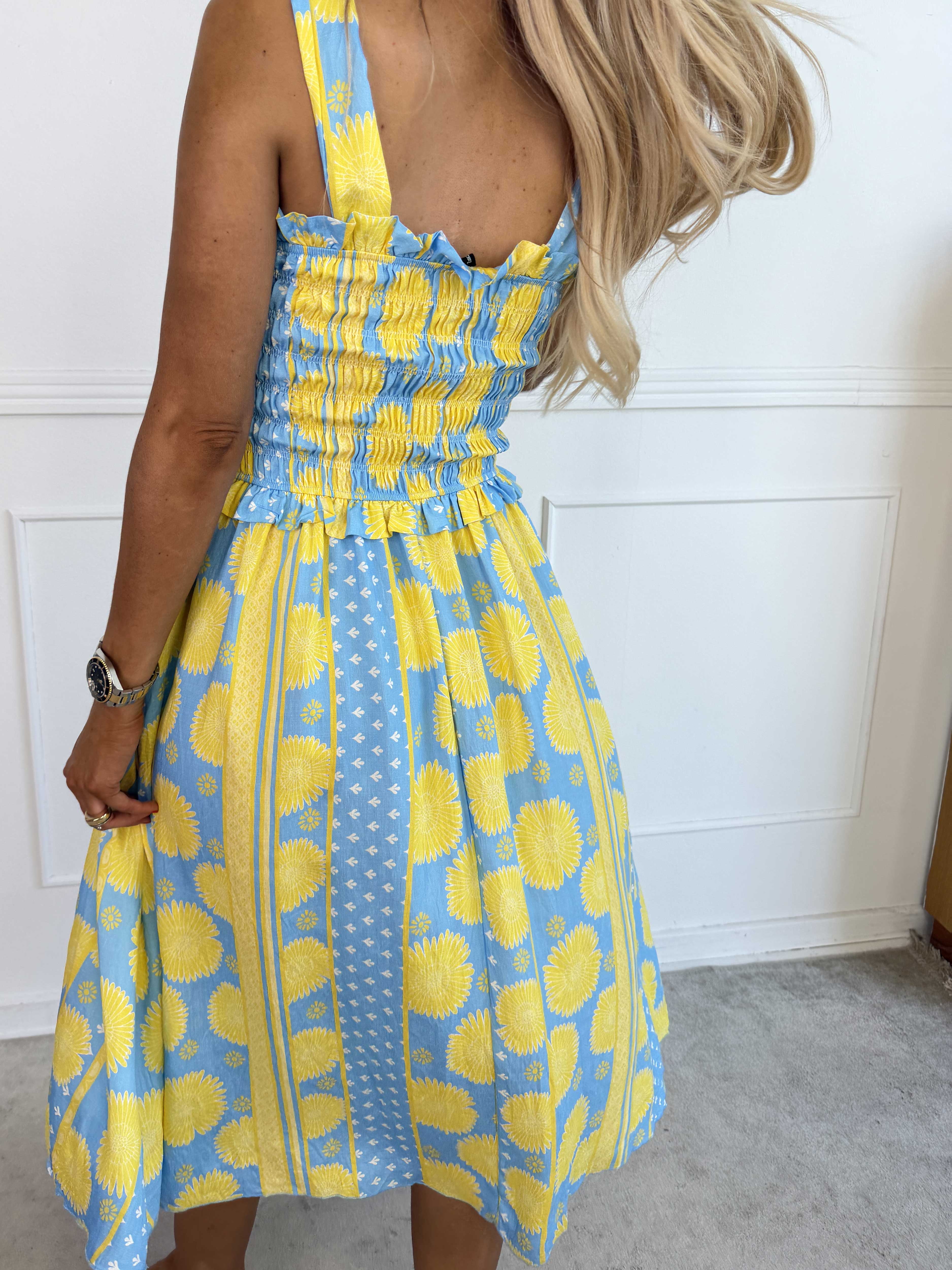 Marisol Sunburst - Söt blommig sommarklänning i viskos med smock över bröstet