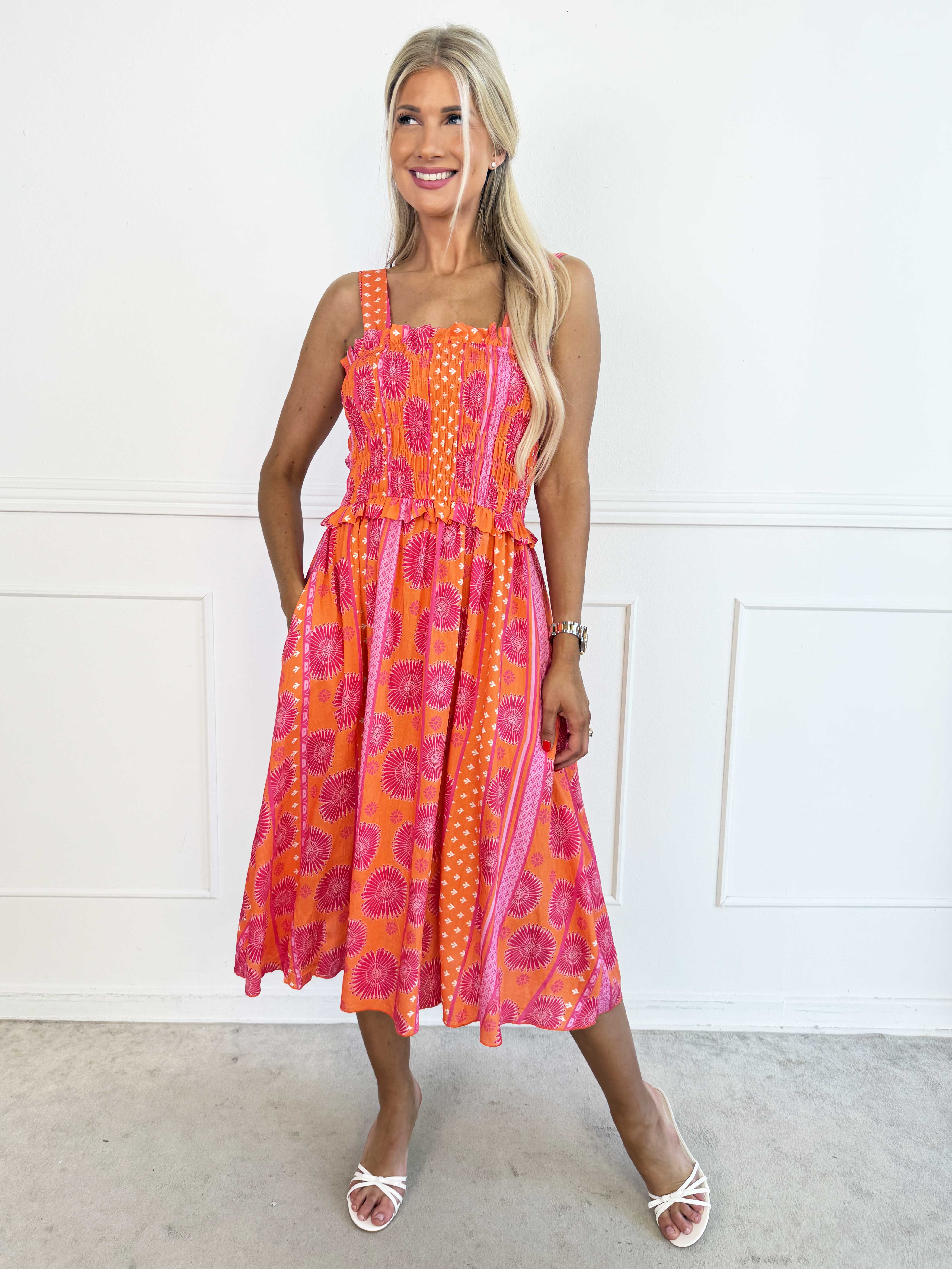 Marisol Sunburst - Söt blommig sommarklänning i viskos med smock över bröstet