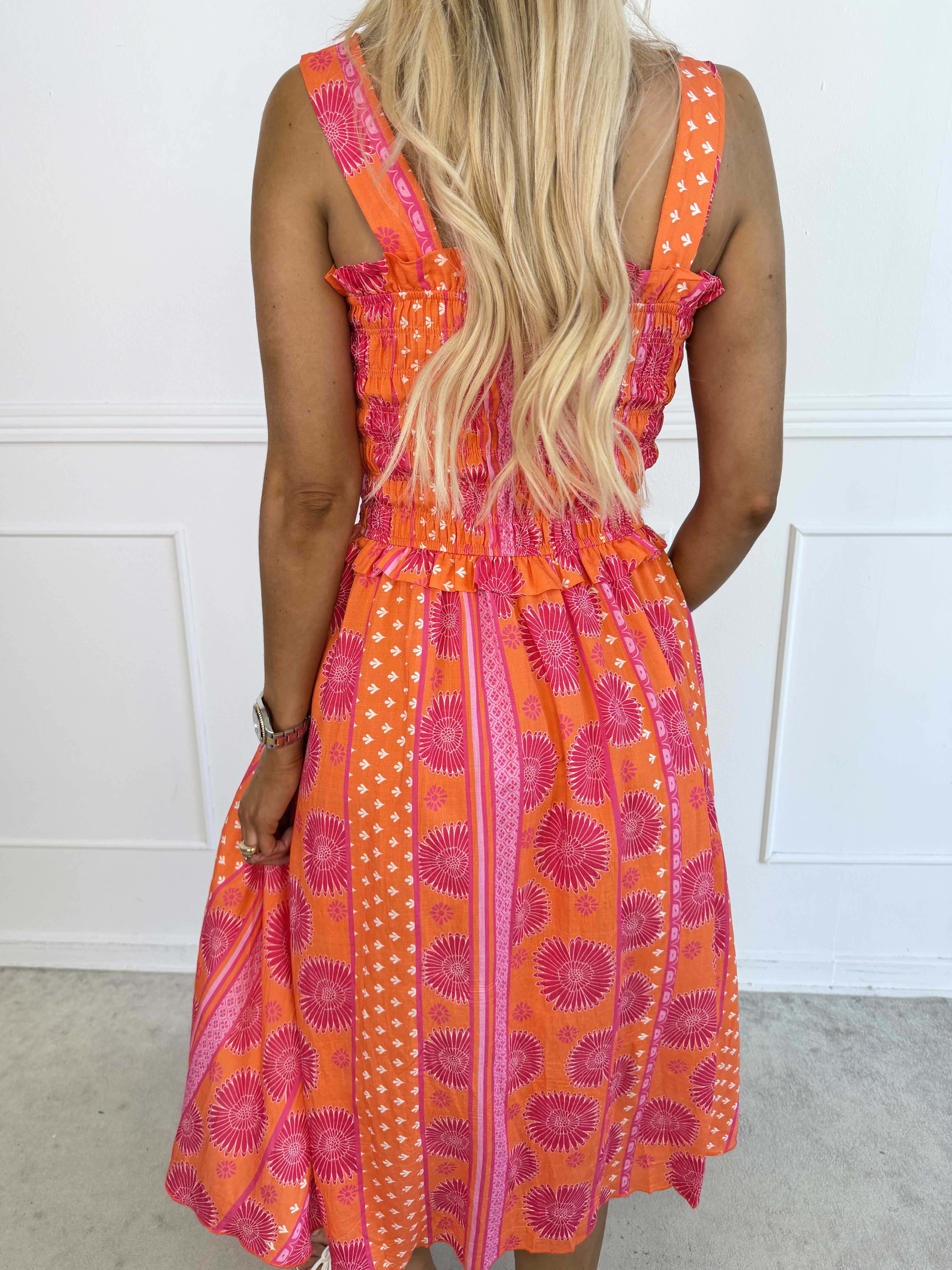 Marisol Sunburst - Söt blommig sommarklänning i viskos med smock över bröstet