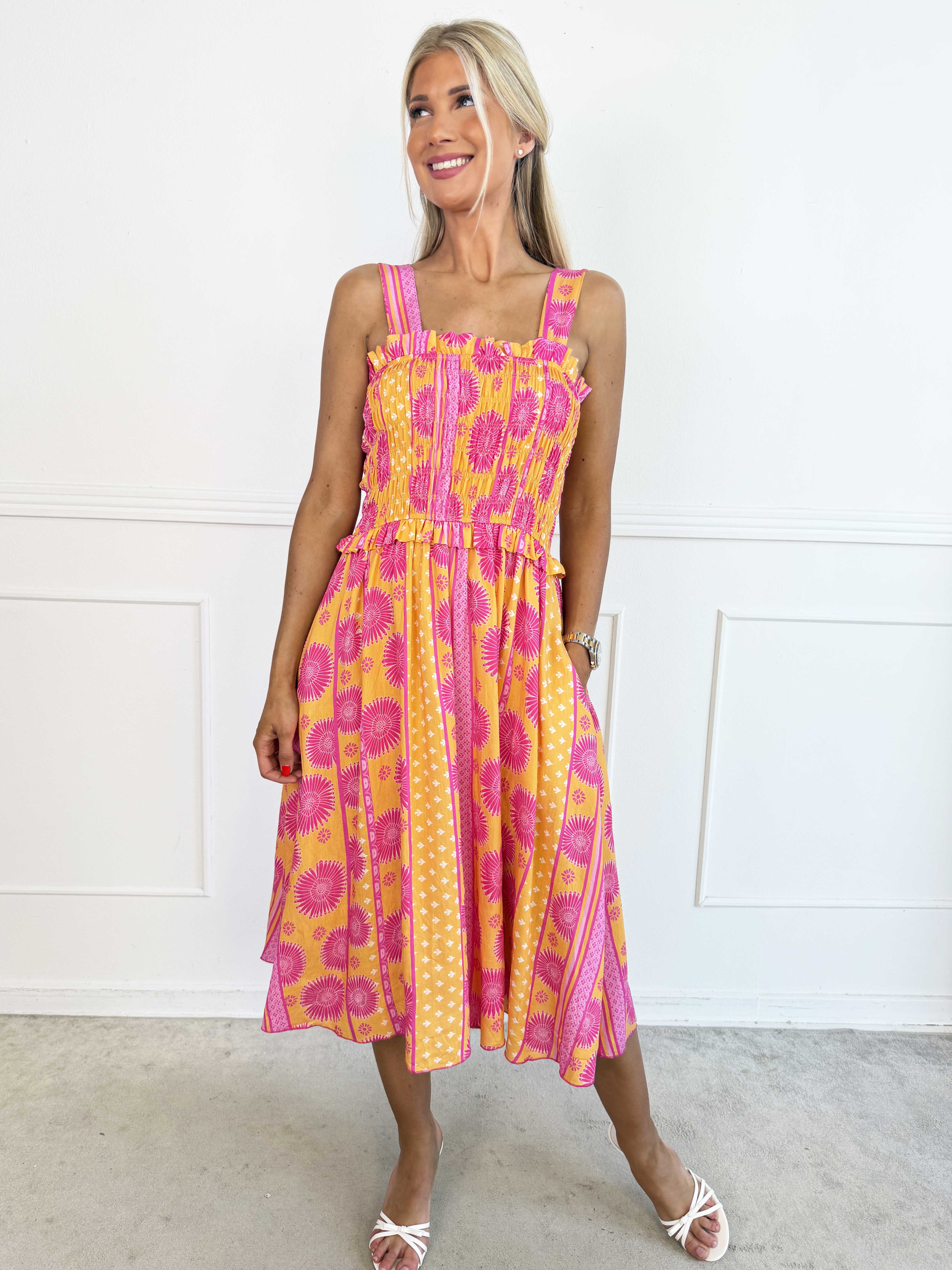 Marisol Sunburst - Söt blommig sommarklänning i viskos med smock över bröstet