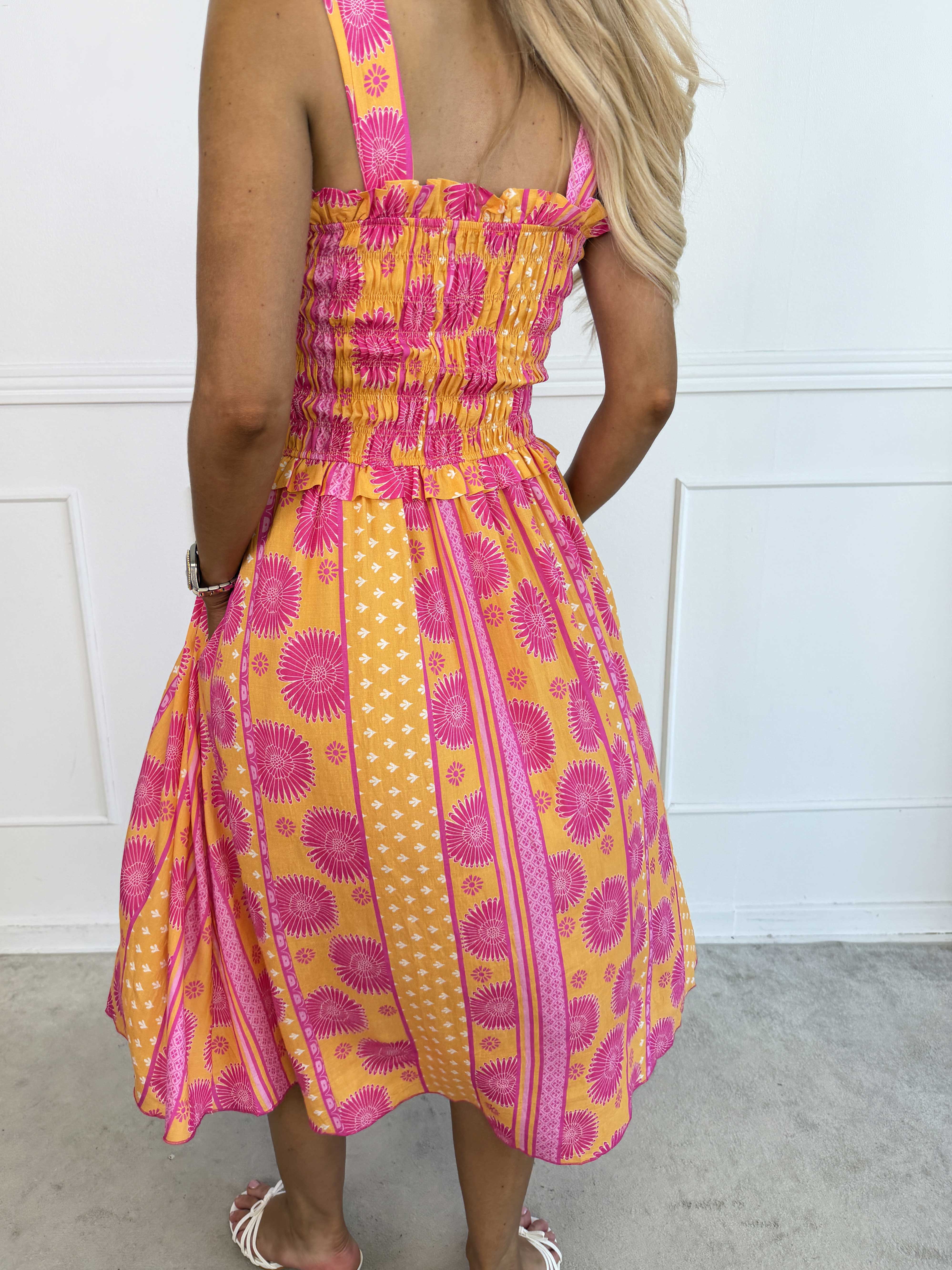 Marisol Sunburst - Söt blommig sommarklänning i viskos med smock över bröstet