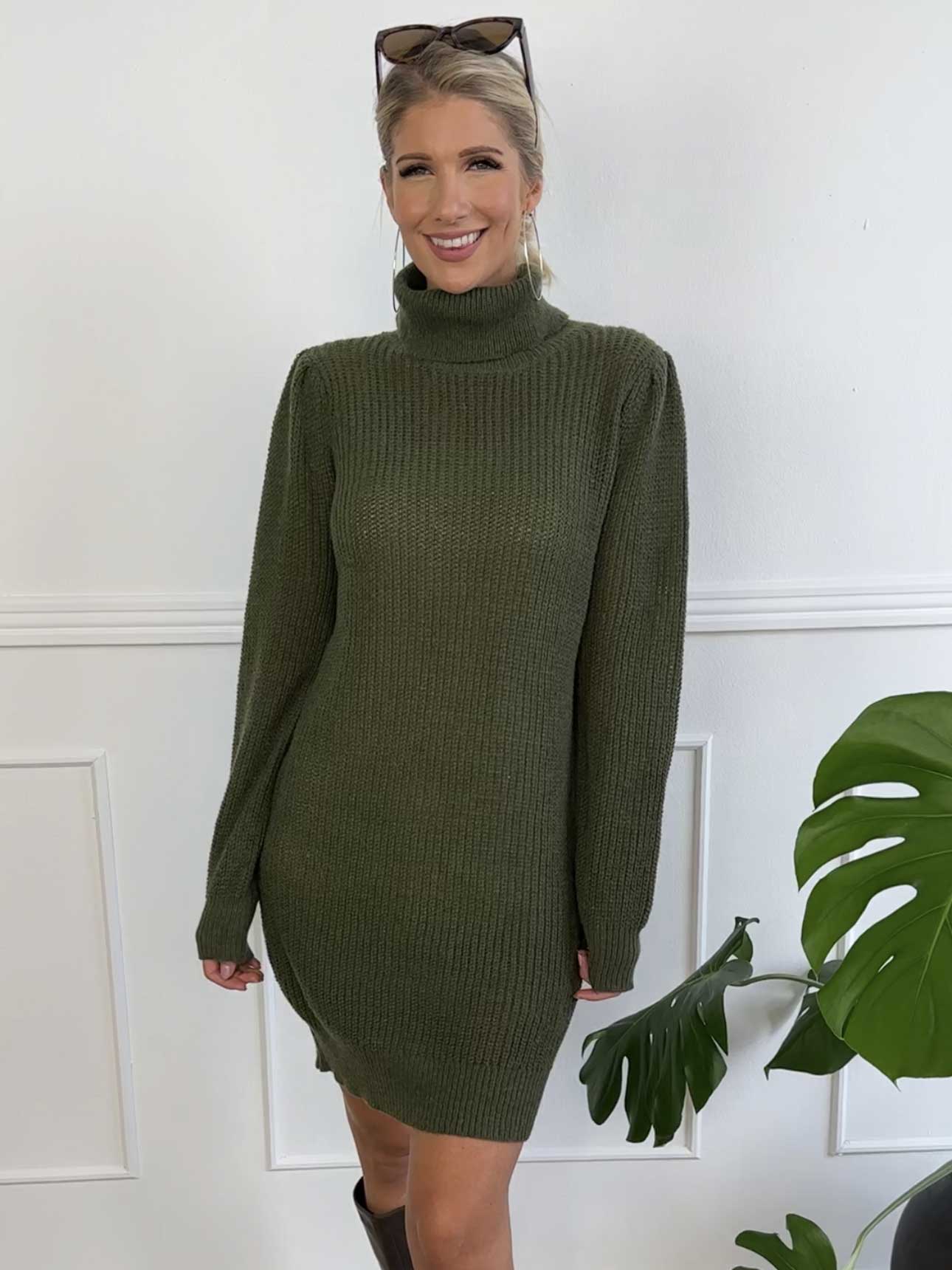 Teresa - Kort simpel strikkjole med turtleneck