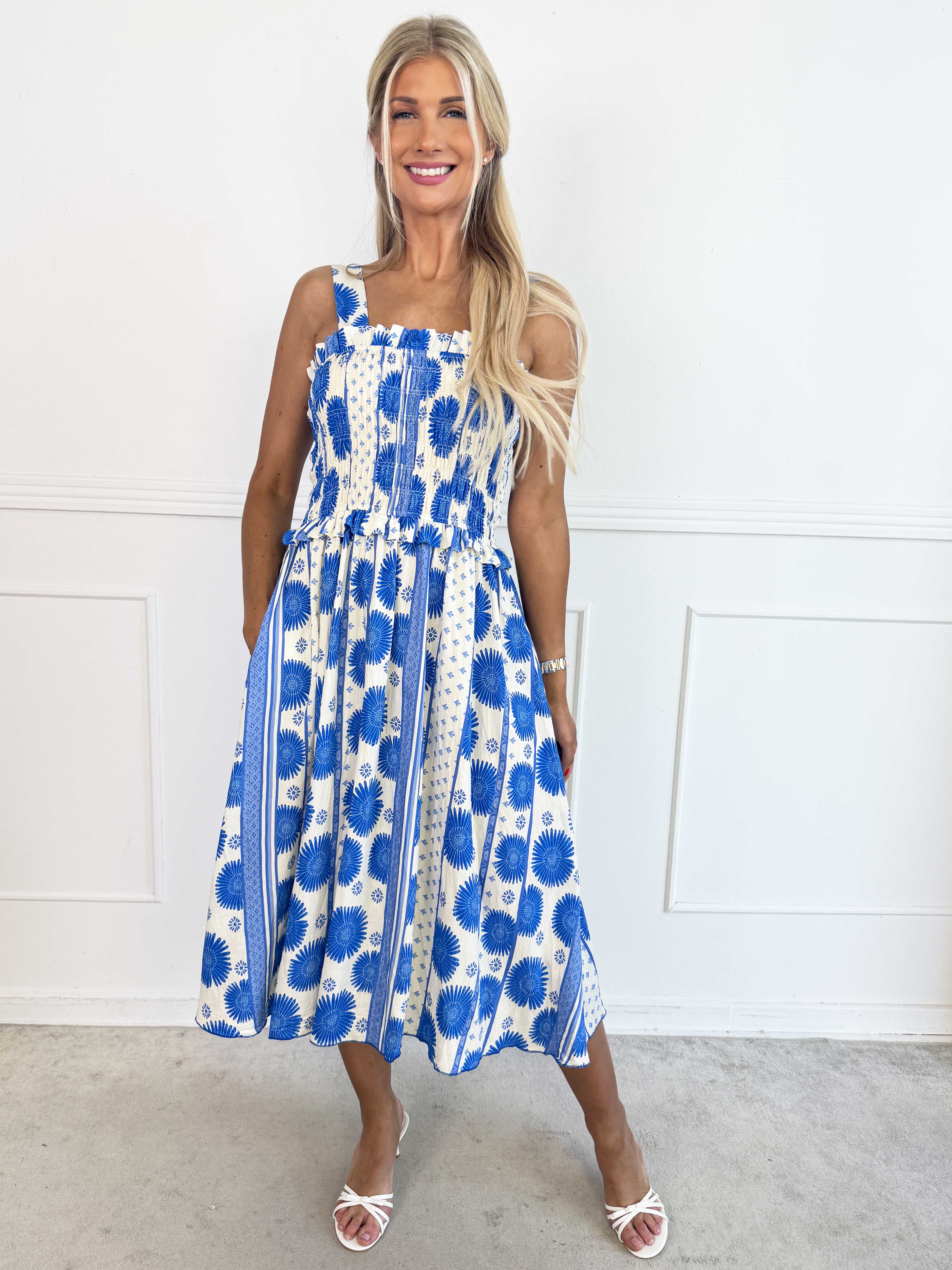 Marisol Sunburst - Söt blommig sommarklänning i viskos med smock över bröstet