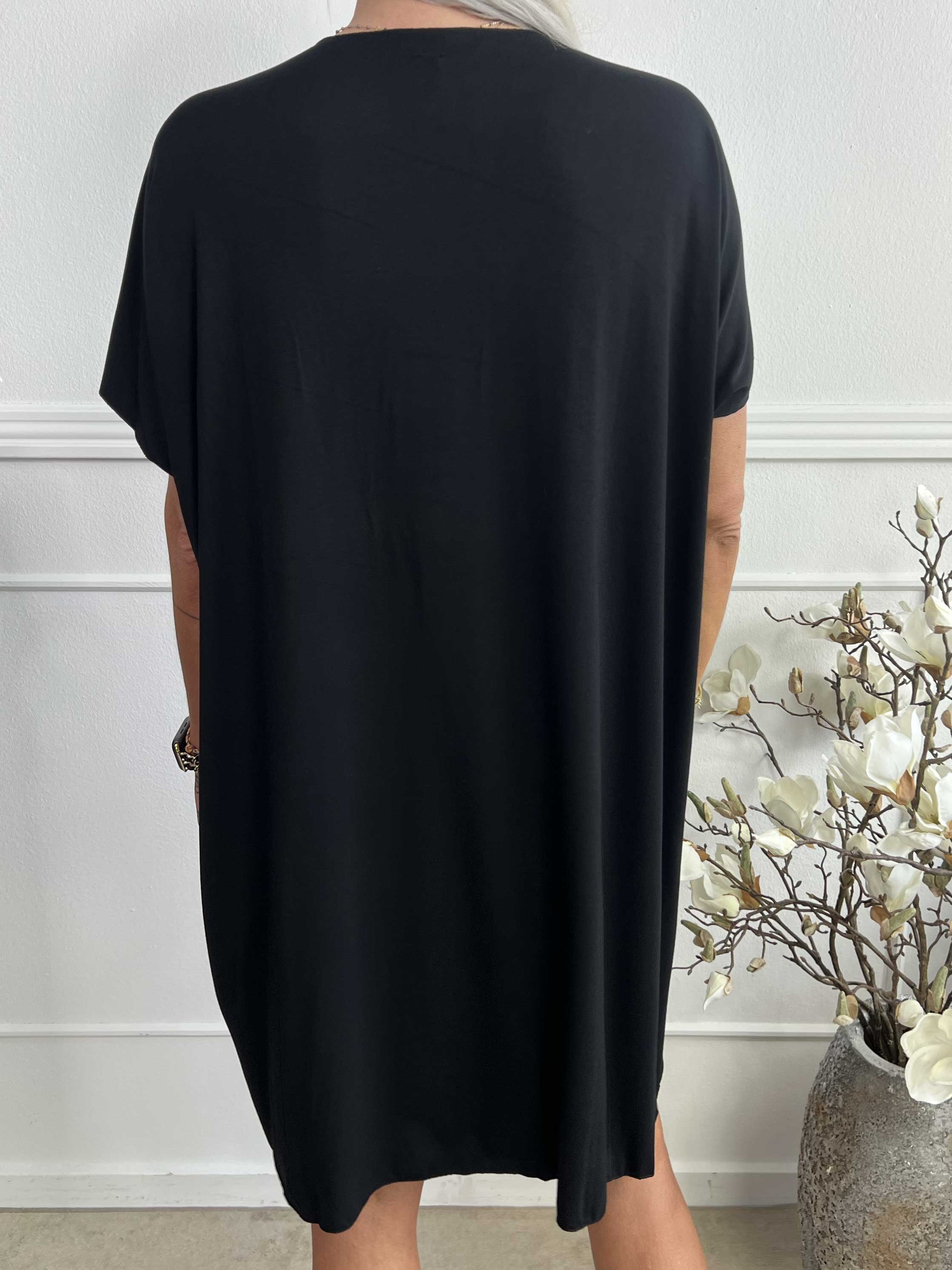 Ellen - Oversized t-shirtklänning i viskos med guldbokstäver
