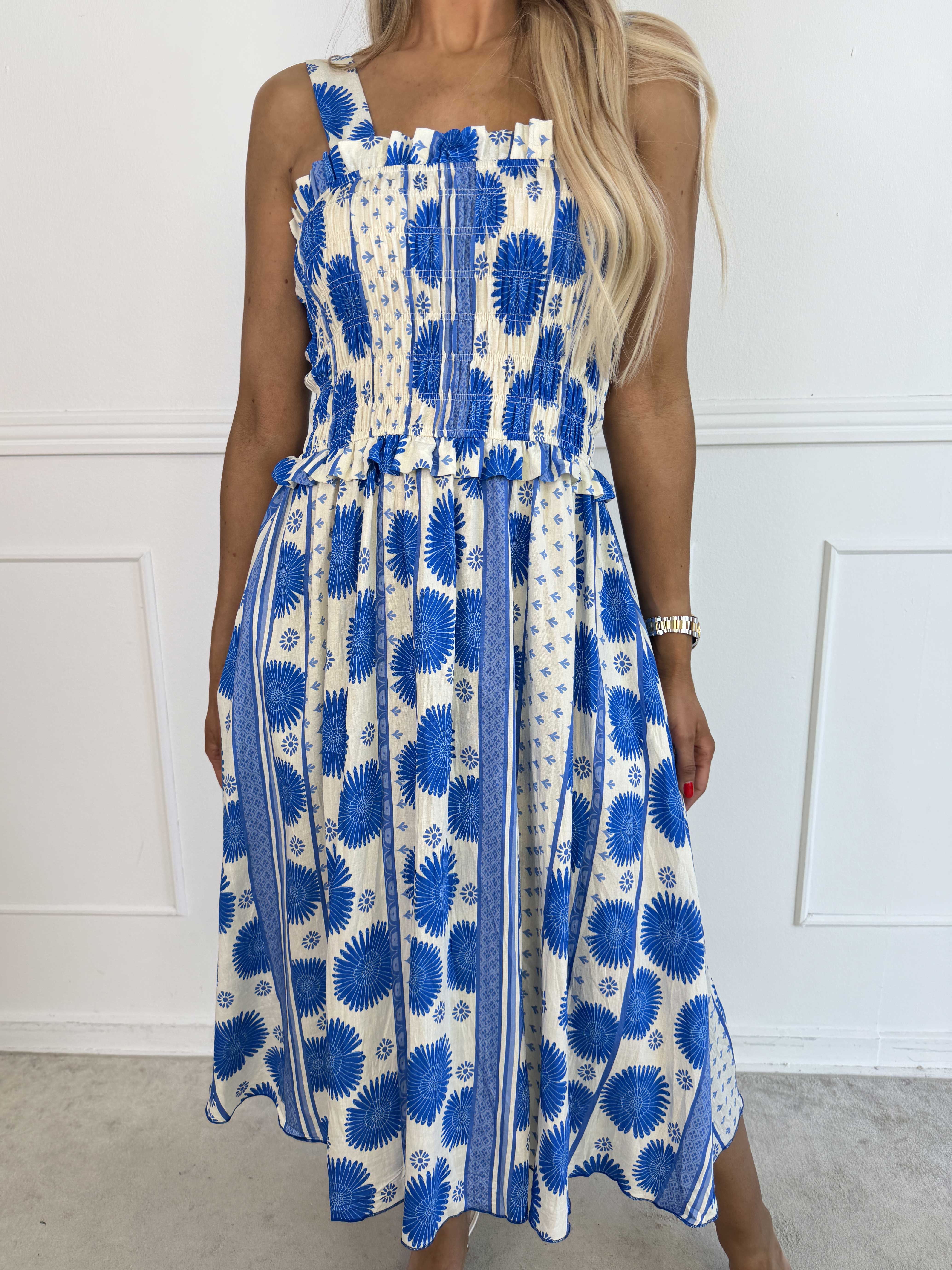 Marisol Sunburst - Söt blommig sommarklänning i viskos med smock över bröstet