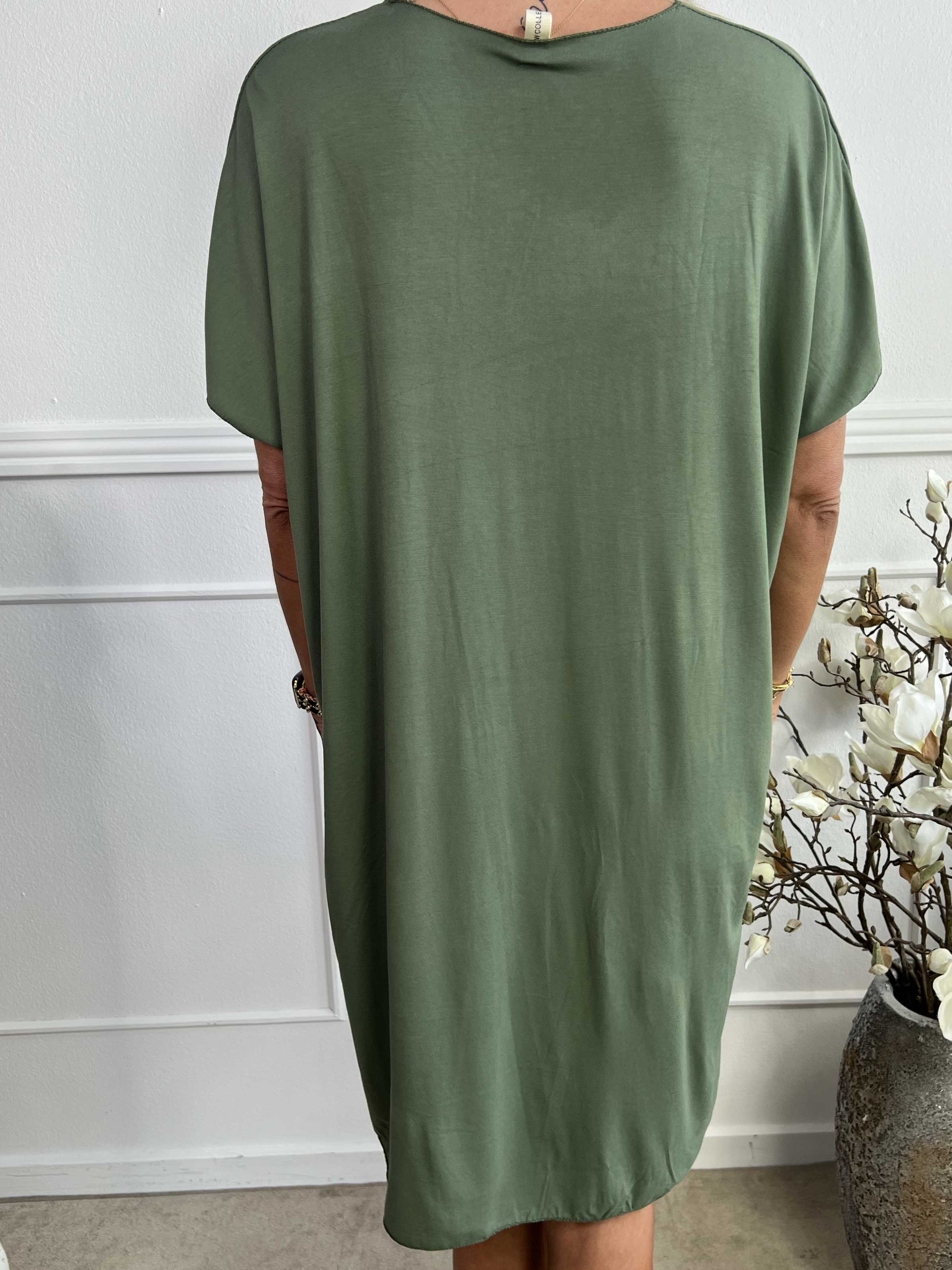 Ellen - Oversized t-shirtklänning i viskos med guldbokstäver