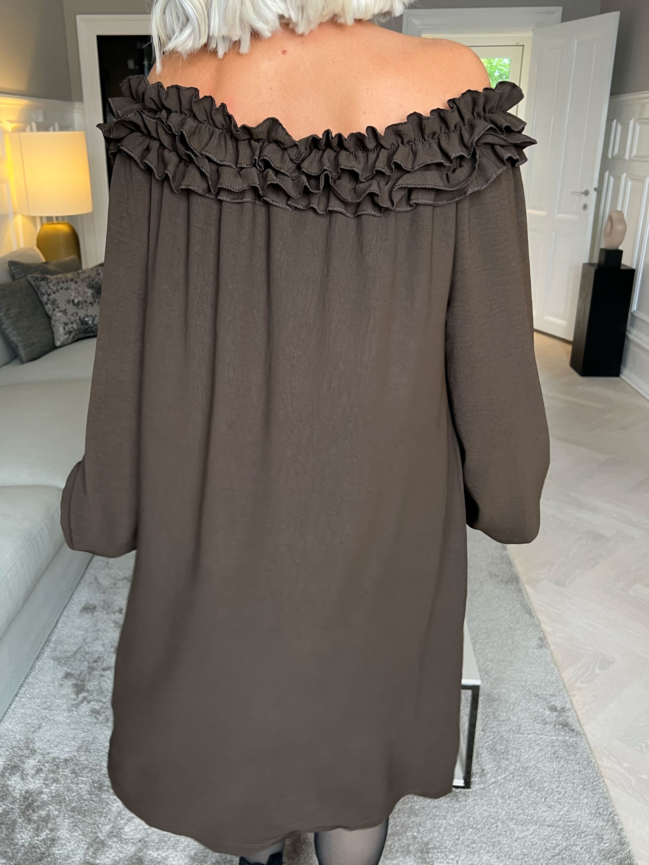 Chili Dress - Klänning med långa ärmar och volanger