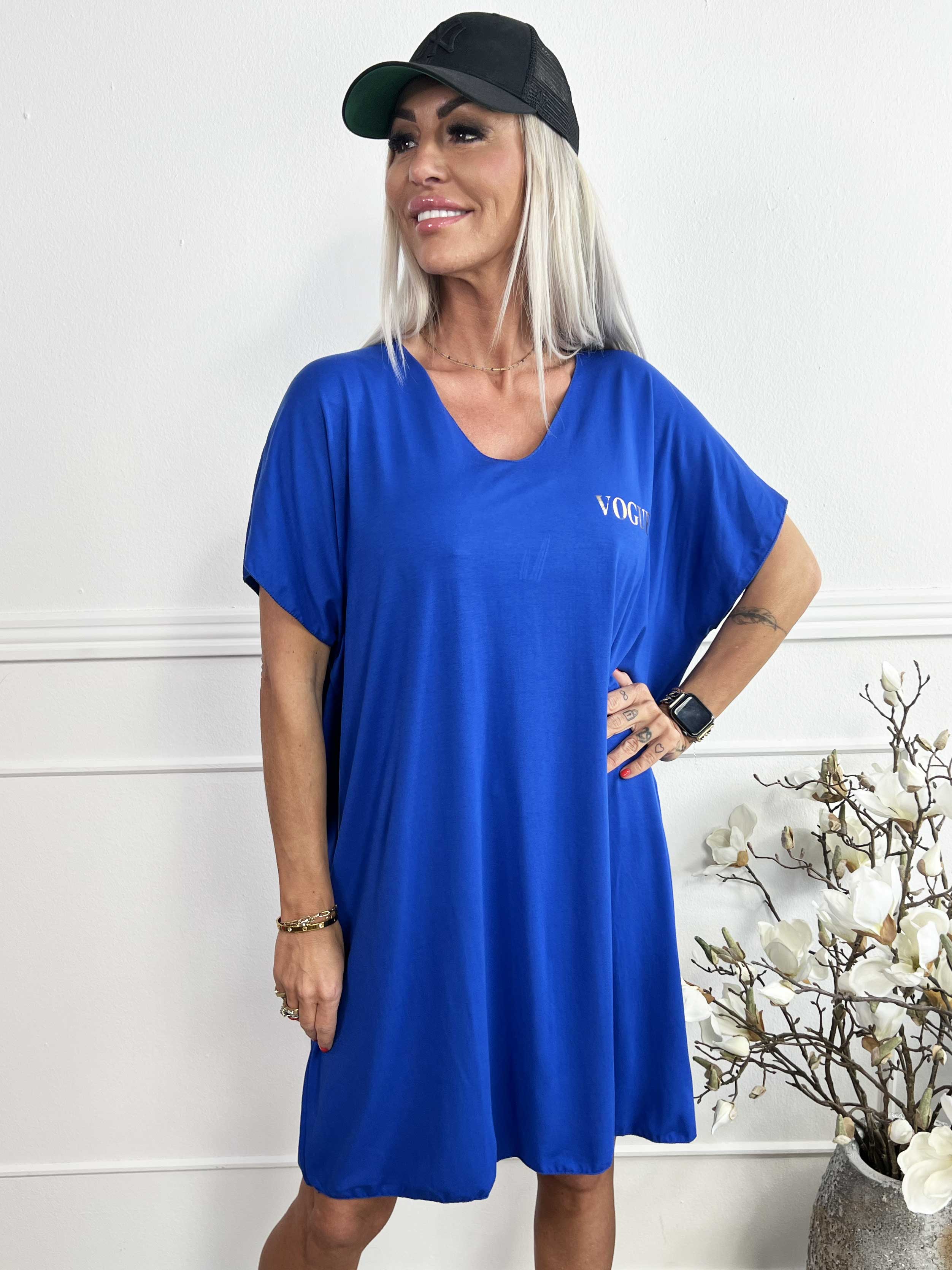 Ellen - Oversized t-shirtklänning i viskos med guldbokstäver